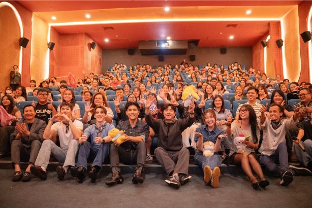 Chị Ngã Em Nâng 3 Fans đi xem Chị Ngã Em Nâng, bất ngờ bốc trúng “sít rịt”