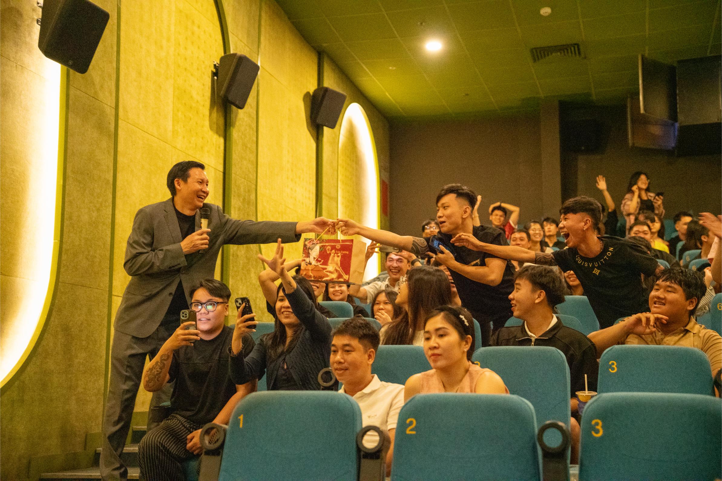 Chị Ngã Em Nâng 5 Fans đi xem Chị Ngã Em Nâng, bất ngờ bốc trúng “sít rịt”