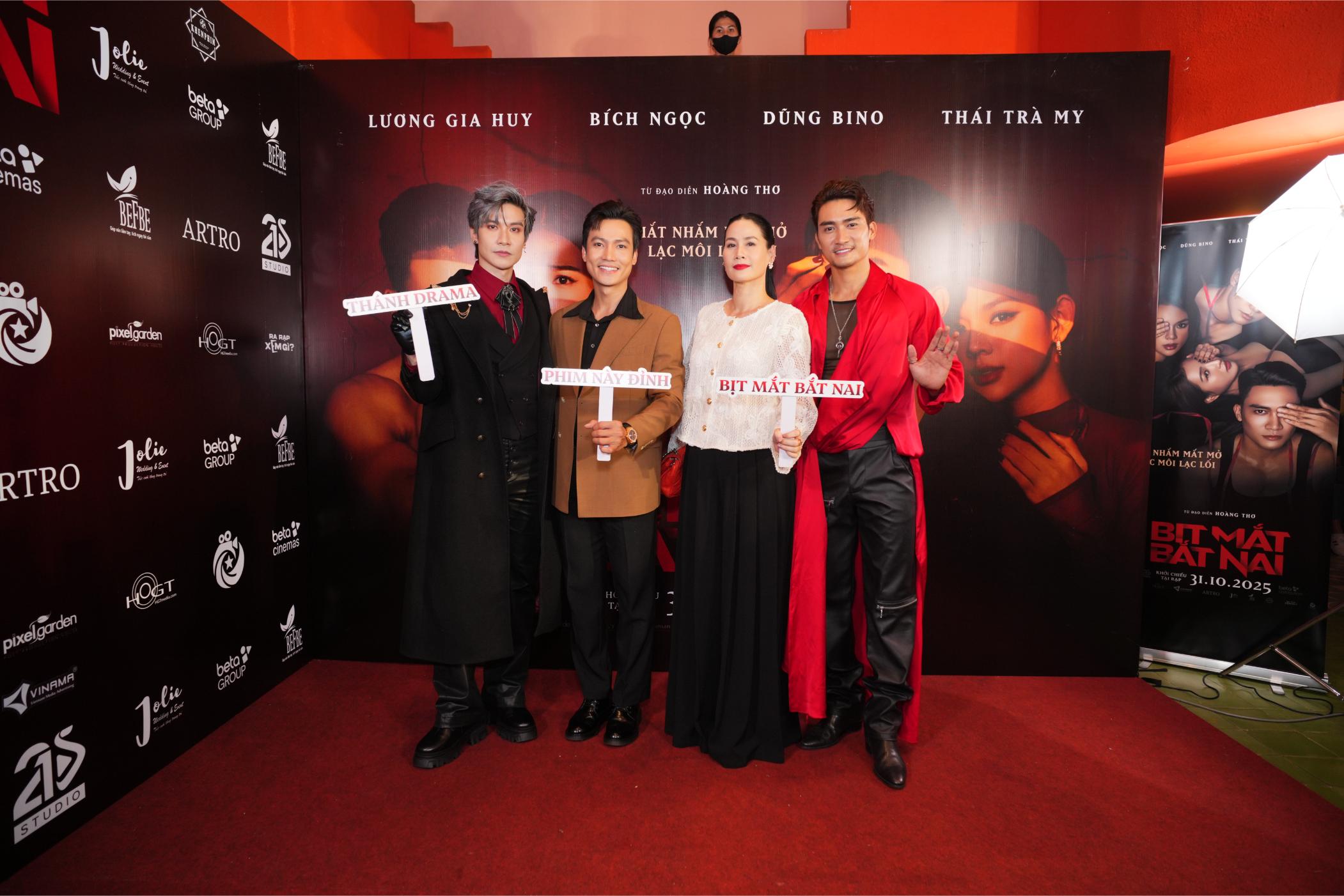 Dàn sao đổ bộ thảm đỏ ra mắt phim 16+ ‘Bịt mắt bắt nai’ DIỄN VIÊN THÂN THÚY HÀ THỨ 2 TỪ PHẢI Dàn sao đổ bộ thảm đỏ ra mắt phim 16+ ‘Bịt mắt bắt nai’