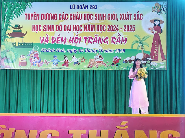 Doanh nhân Anna Yến Phượng tri ân lực lượng tuyến đầu, lan tỏa tinh thần kết nối quân dân Doanh nhân Anna Yến Phượng tri ân lực lượng tuyến đầu và lan tỏa tinh thần kết nối quân dân. Doanh nhân Anna Yến Phượng tri ân lực lượng tuyến đầu, lan tỏa tinh thần kết nối quân dân