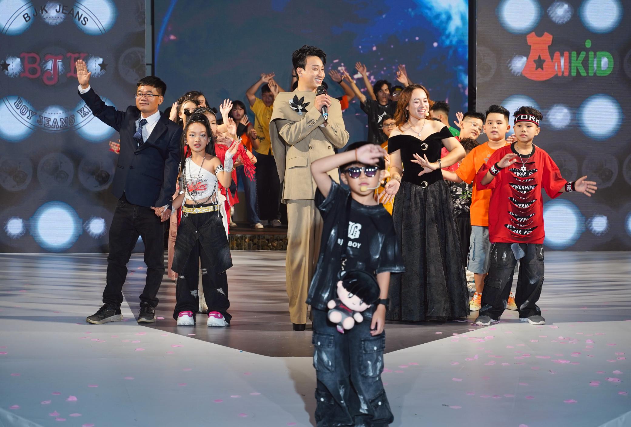 Em Bé Chất 1 “Em bé chất” làm vedette, khuấy động sàn diễn thời trang nhí