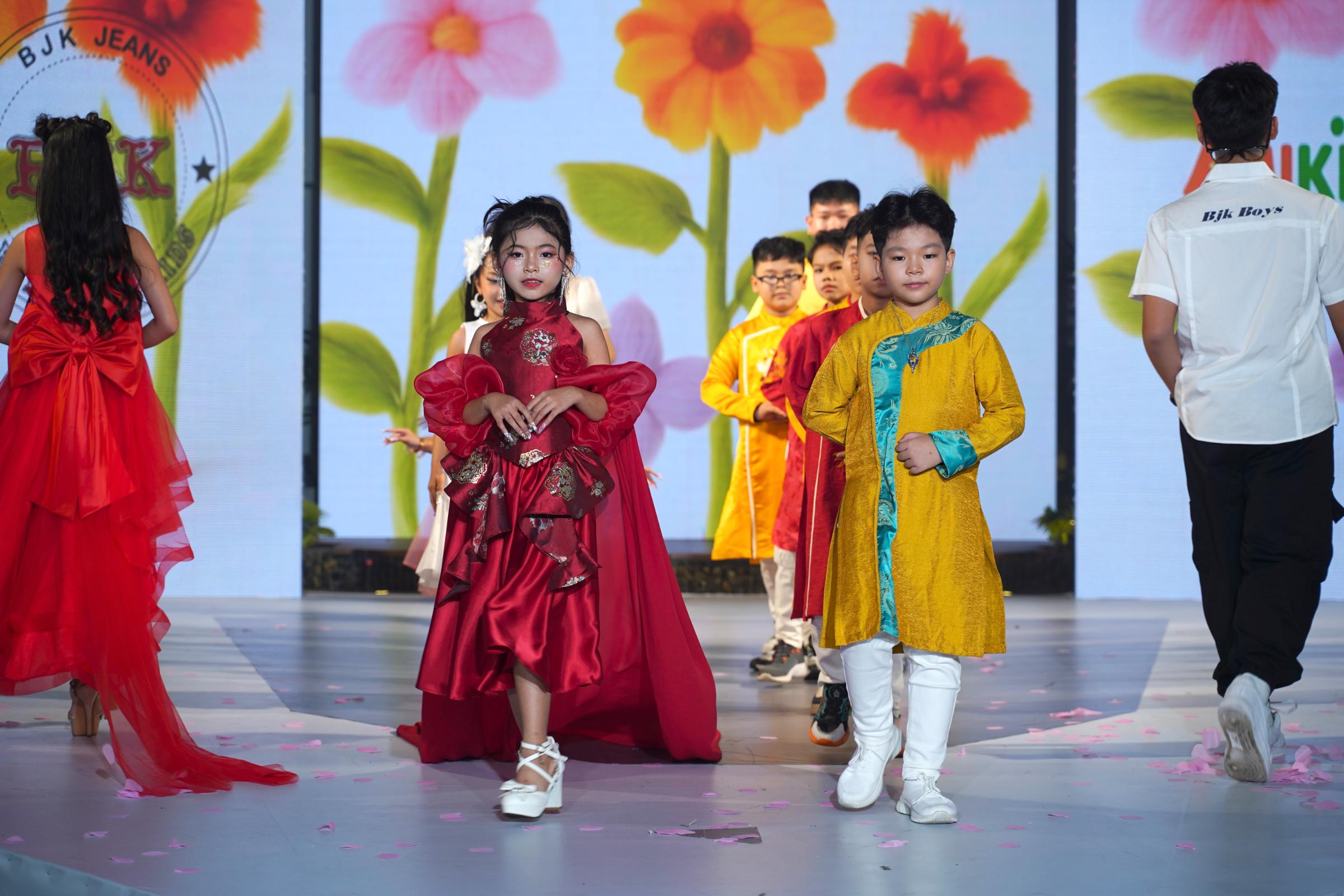 Em Bé Chất 4 “Em bé chất” làm vedette, khuấy động sàn diễn thời trang nhí