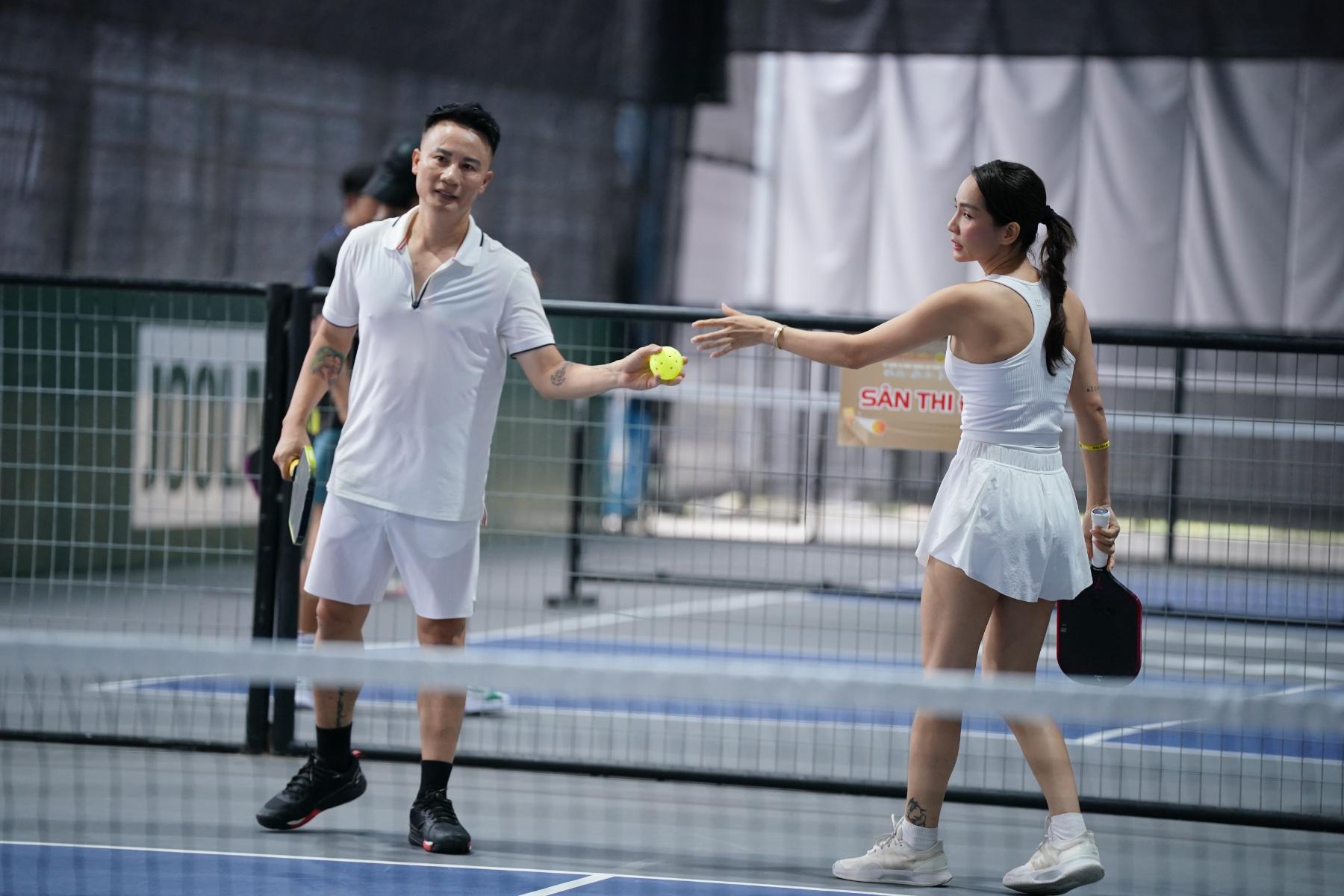 Minh Hằng hiếm hoi xuất hiện cùng chồng con, quý tử “đốn tim” với hình ảnh cực yêu Pickleball Couple Cup 2025 6 Minh Hằng hiếm hoi xuất hiện cùng chồng con, quý tử “đốn tim” với hình ảnh cực yêu