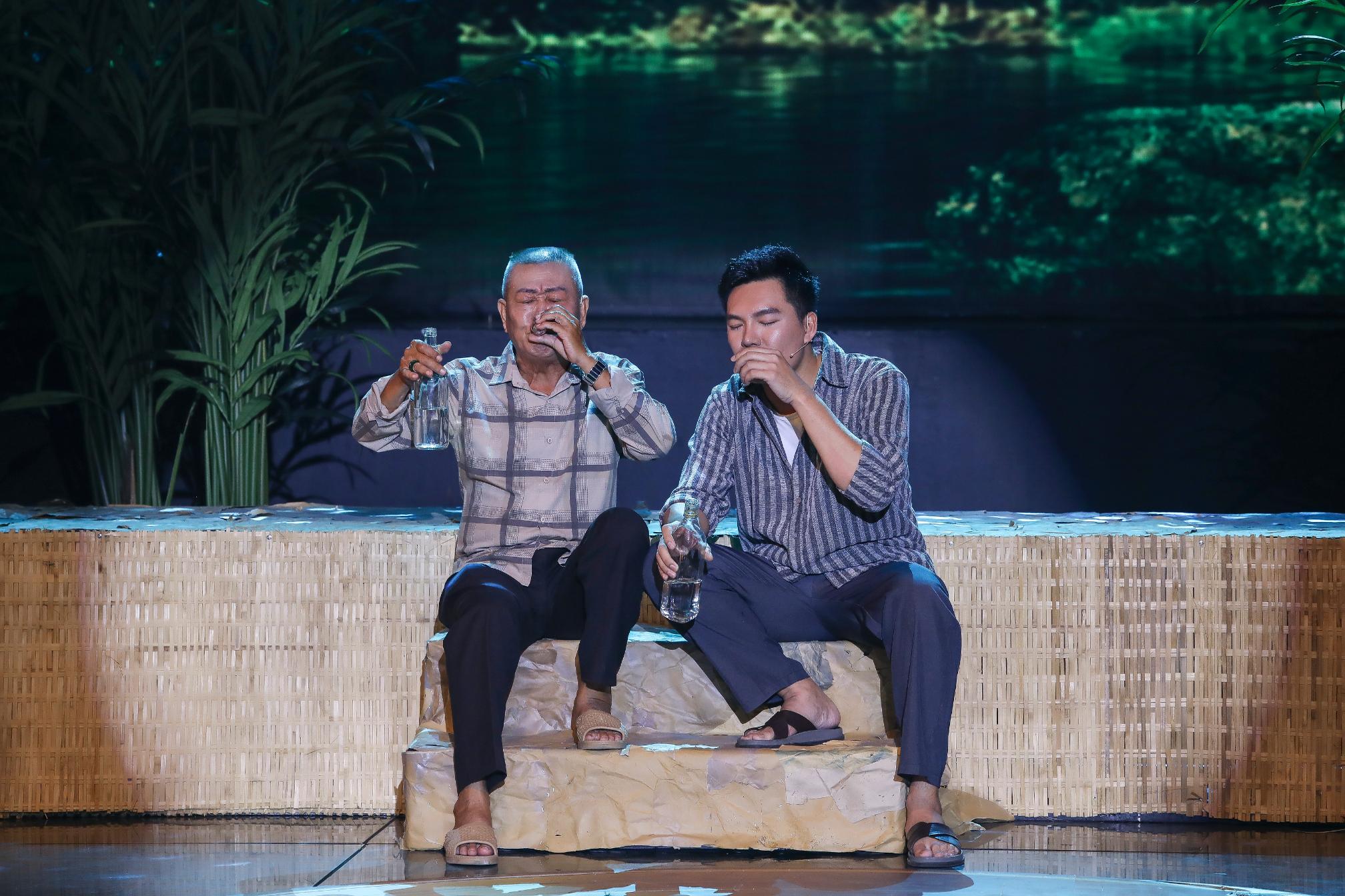 Nam Anh hóa nàng thơ, kể chuyện tình sâu lắng trên sân khấu Tình Bolero QUỐC TRÍ Nam Anh hóa nàng thơ, kể chuyện tình sâu lắng trên sân khấu Tình Bolero
