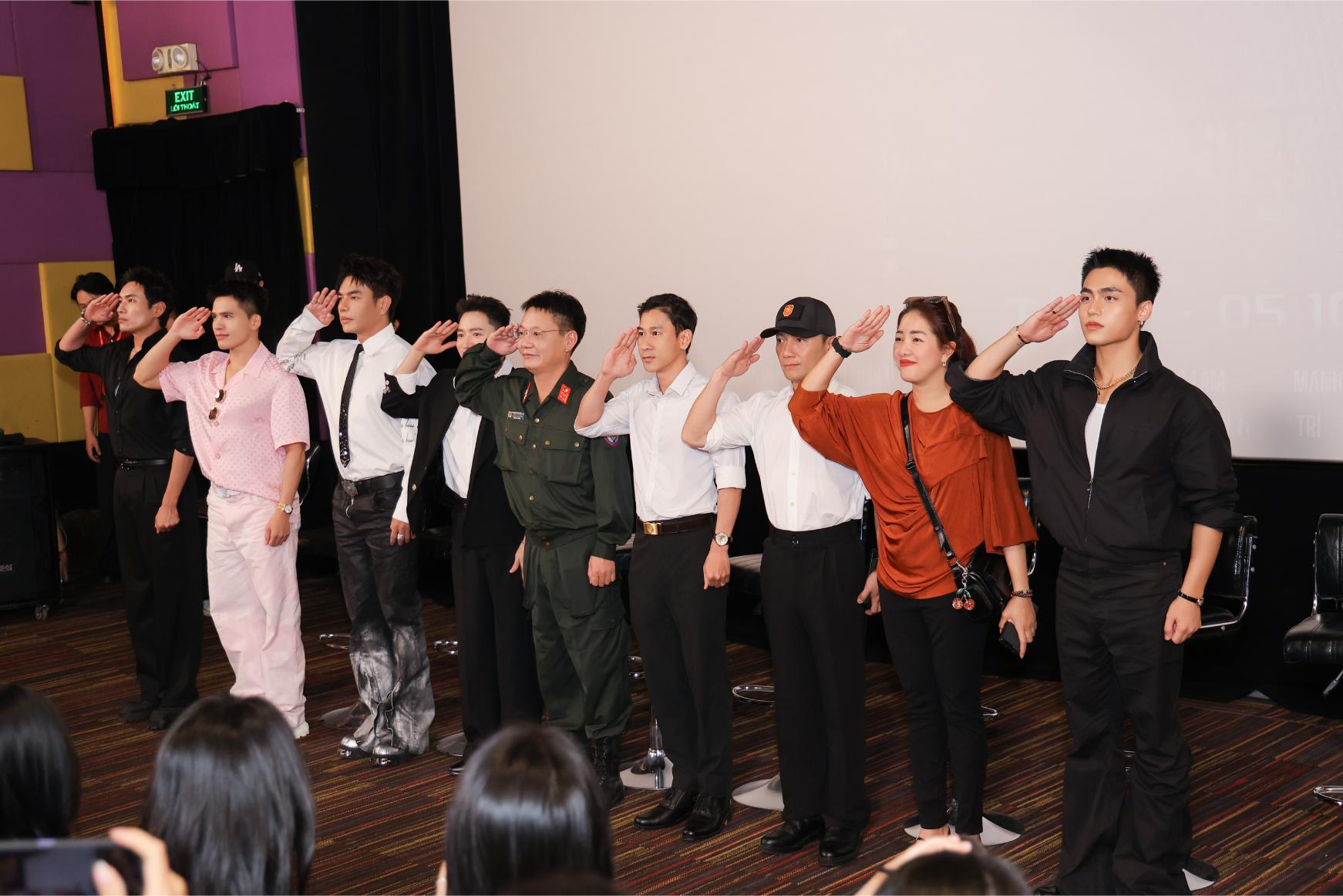 Rapper Đinh Tiến Đạt nhập hội Chiến sĩ quả cảm cùng Lê Dương Bảo Lâm Quốc Thiên 4 Rapper Đinh Tiến Đạt nhập hội Chiến sĩ quả cảm cùng Lê Dương Bảo Lâm, Quốc Thiên