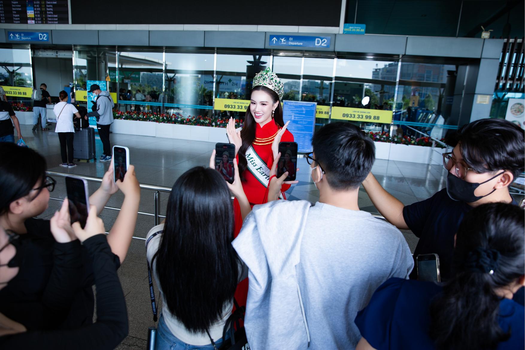 Trịnh Mỹ Anh 1 Trịnh Mỹ Anh được tặng vàng tại sân bay trước khi lên đường thi Miss Earth 2025