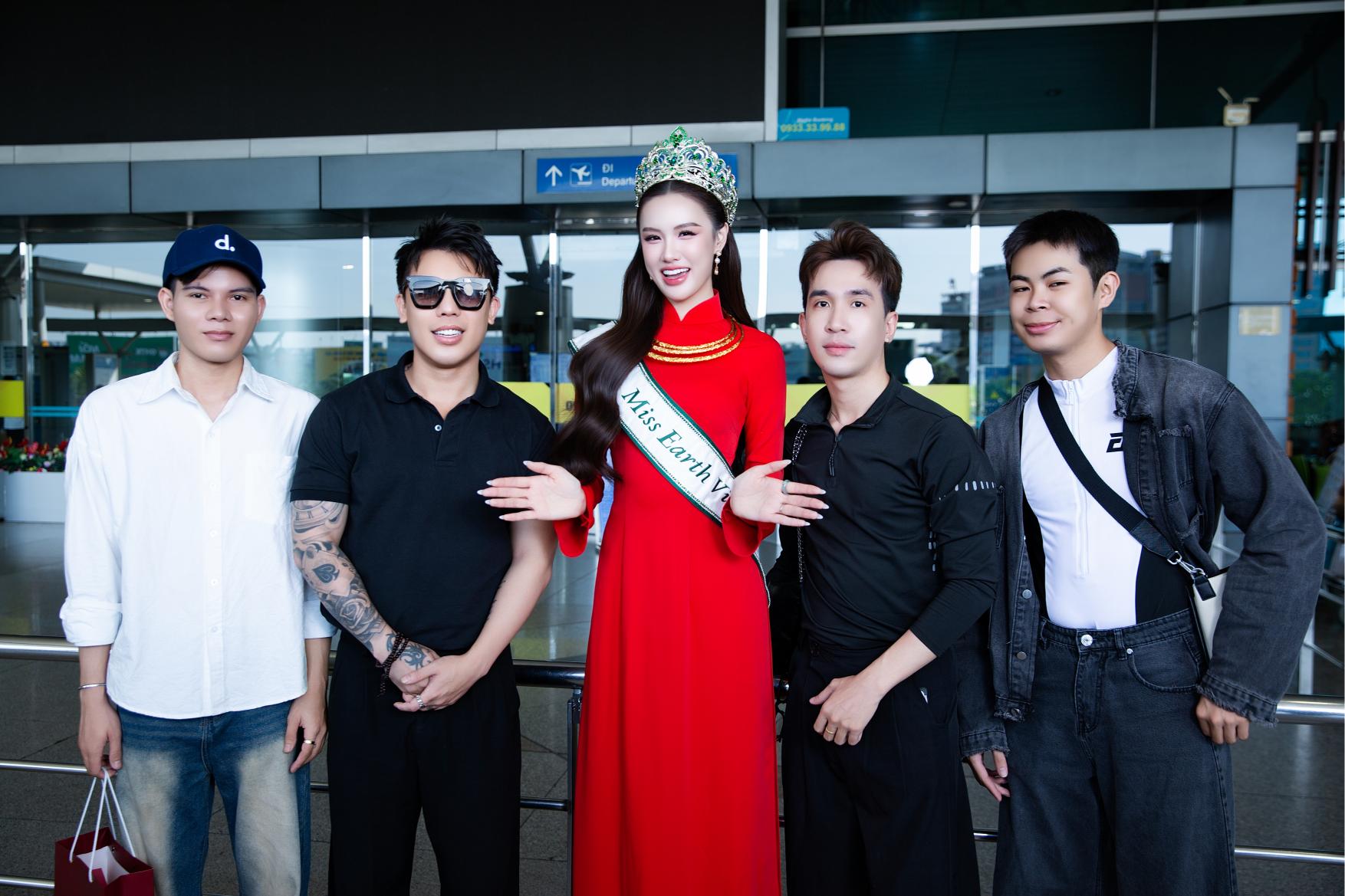 Trịnh Mỹ Anh 2 1 Trịnh Mỹ Anh được tặng vàng tại sân bay trước khi lên đường thi Miss Earth 2025