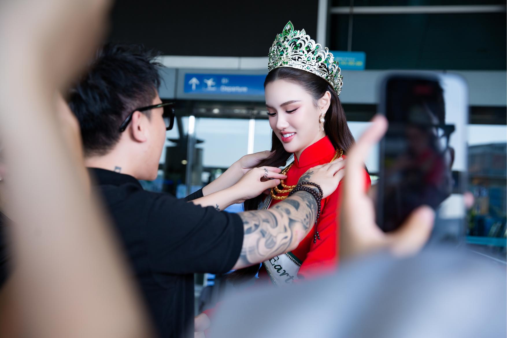 Trịnh Mỹ Anh 3 1 Trịnh Mỹ Anh được tặng vàng tại sân bay trước khi lên đường thi Miss Earth 2025