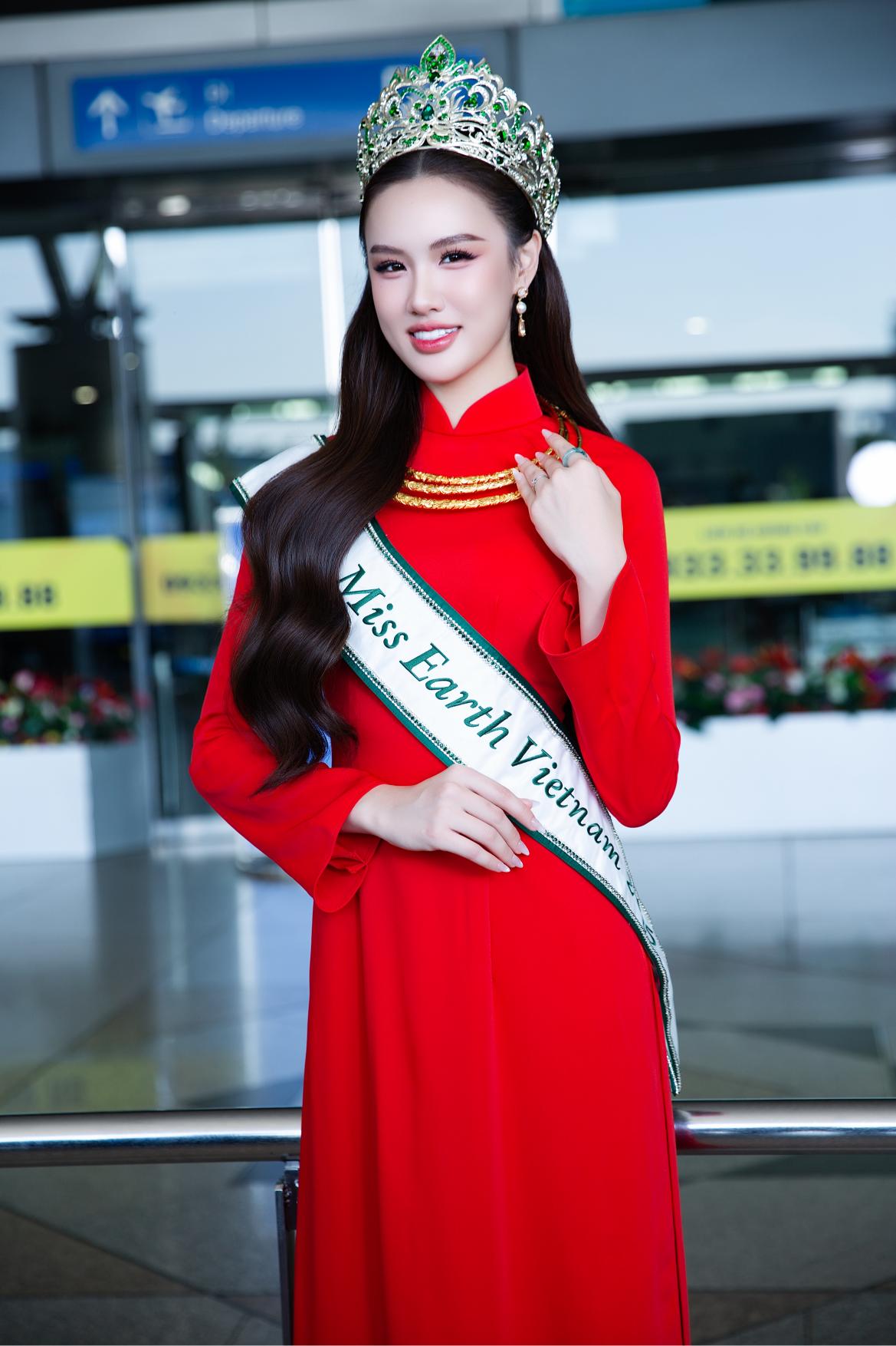Trịnh Mỹ Anh 4 1 Trịnh Mỹ Anh được tặng vàng tại sân bay trước khi lên đường thi Miss Earth 2025