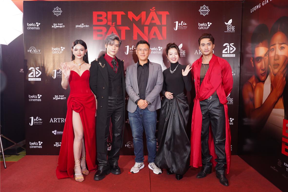 Dàn sao đổ bộ thảm đỏ ra mắt phim 16+ ‘Bịt mắt bắt nai’ TỪ TRÁI SANG  THÁI TRÀ MY DŨNG BINO ĐẠO DIỄN HOÀNG THƠ BÍCH NGỌC LƯƠNG GIA HUY Dàn sao đổ bộ thảm đỏ ra mắt phim 16+ ‘Bịt mắt bắt nai’