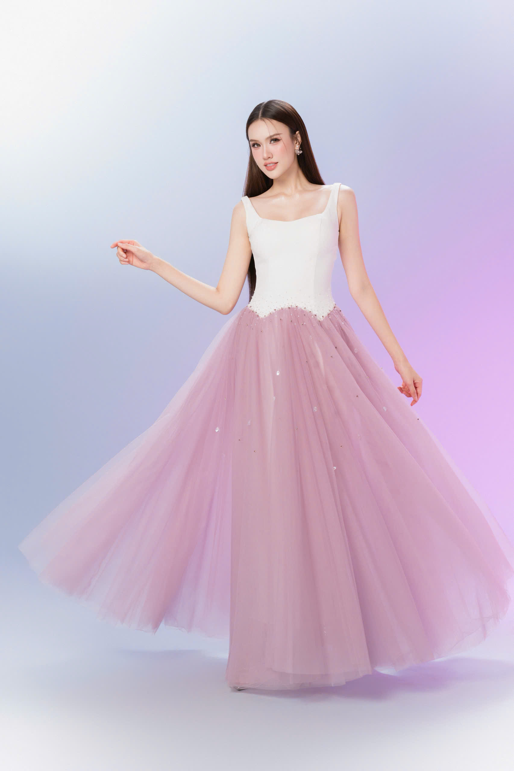 Trịnh Mỹ Anh ghi điểm nhờ sự thân thiện và năng lượng tích cực tại Miss Earth 2025 day 10   1 Trịnh Mỹ Anh ghi điểm nhờ sự thân thiện và năng lượng tích cực tại Miss Earth 2025