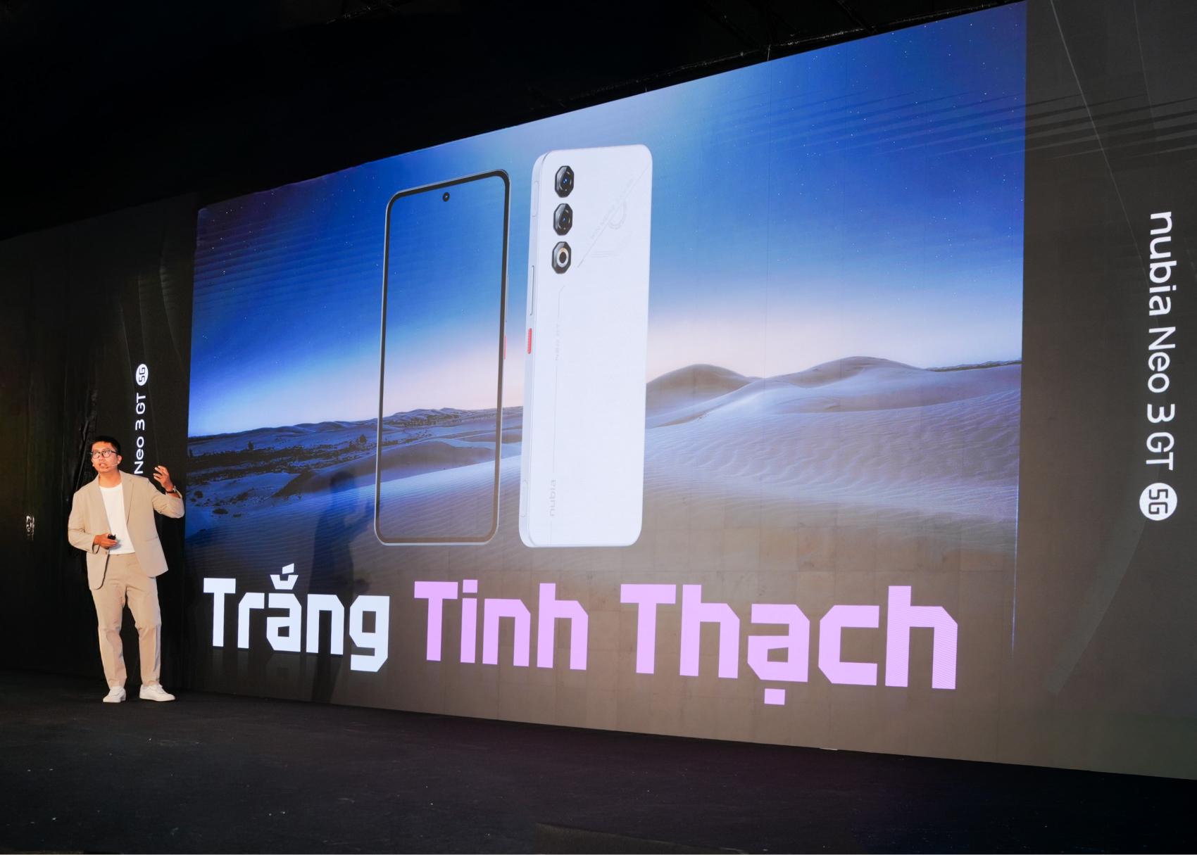 Đại diện nubia Việt Nam giới thiệu về sản phẩm nubia NEO 3 GT 5G tại sự kiện  nubia NEO 3 GT 5G màu trắng xuất hiện, đánh dấu sự trở lại với Saigon Phantom