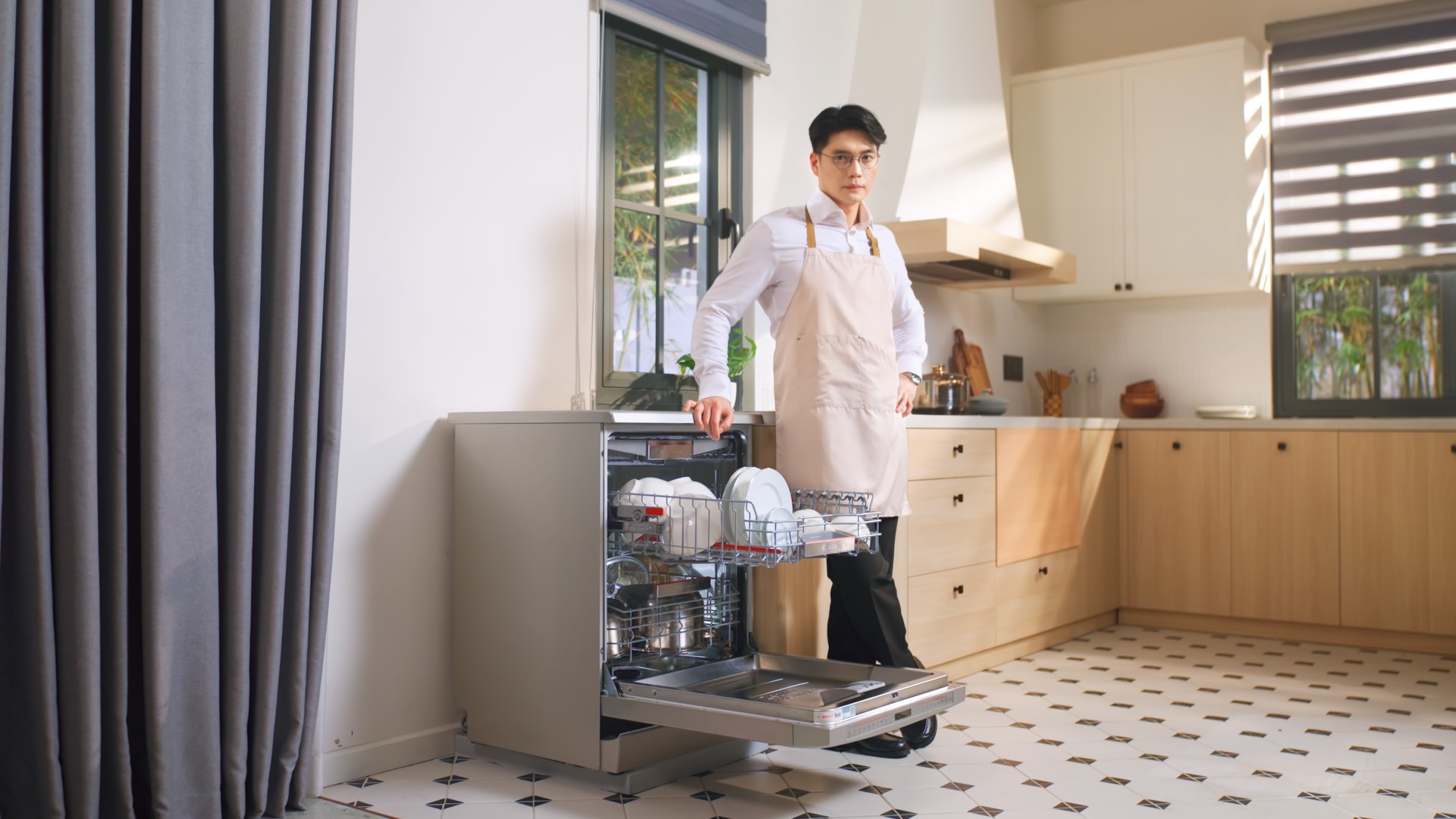 Huy Trần chăm sóc tổ ấm bằng thiết bị thông minh Bosch Huy Trần chăm sóc tổ ấm bằng thiết bị thông minh