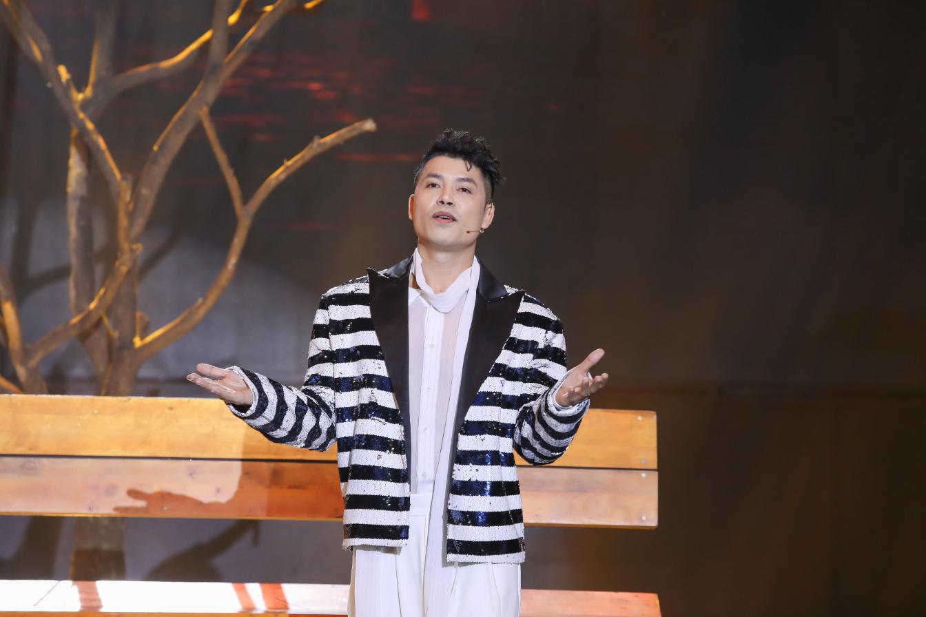 Giám khảo Phương Dung xúc động rơi nước mắt trước phần thi của Hoà Thuận HÁI GIA LIU Giám khảo Phương Dung xúc động rơi nước mắt trước phần thi của Hoà Thuận