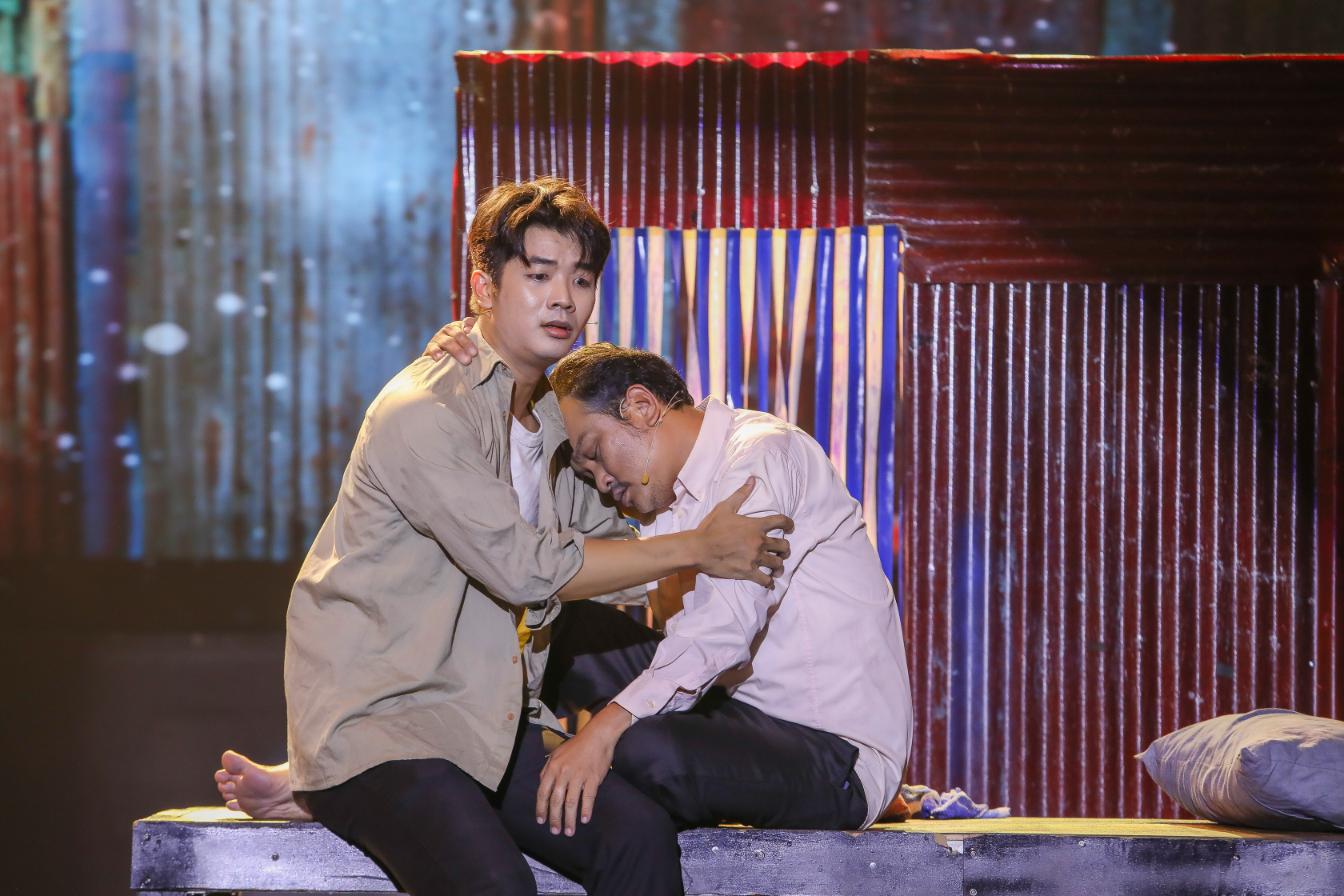 Giám khảo Phương Dung xúc động rơi nước mắt trước phần thi của Hoà Thuận HÒA THUẬN Giám khảo Phương Dung xúc động rơi nước mắt trước phần thi của Hoà Thuận