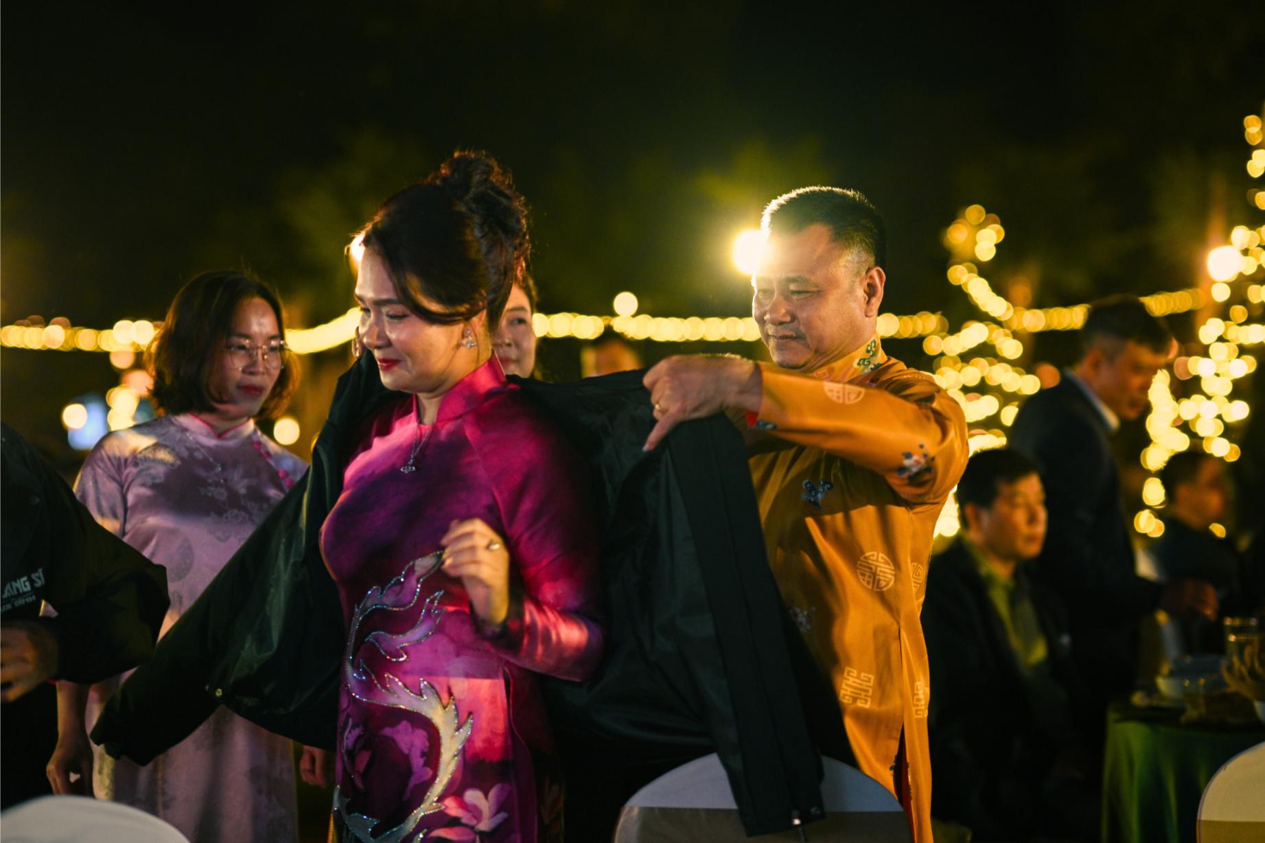 Đoàn phim Hộ Linh Tráng Sĩ Bí Ẩn Mộ Vua Đinh mổ trâu khao quân NVND Tự Long mặc áo kỷ niệm Hộ Linh Tráng Sĩ cho Bà Cao Thị Hoà CEO Khu Du Lịch Sinh thái Thung Nham Đoàn phim Hộ Linh Tráng Sĩ Bí Ẩn Mộ Vua Đinh mổ trâu khao quân