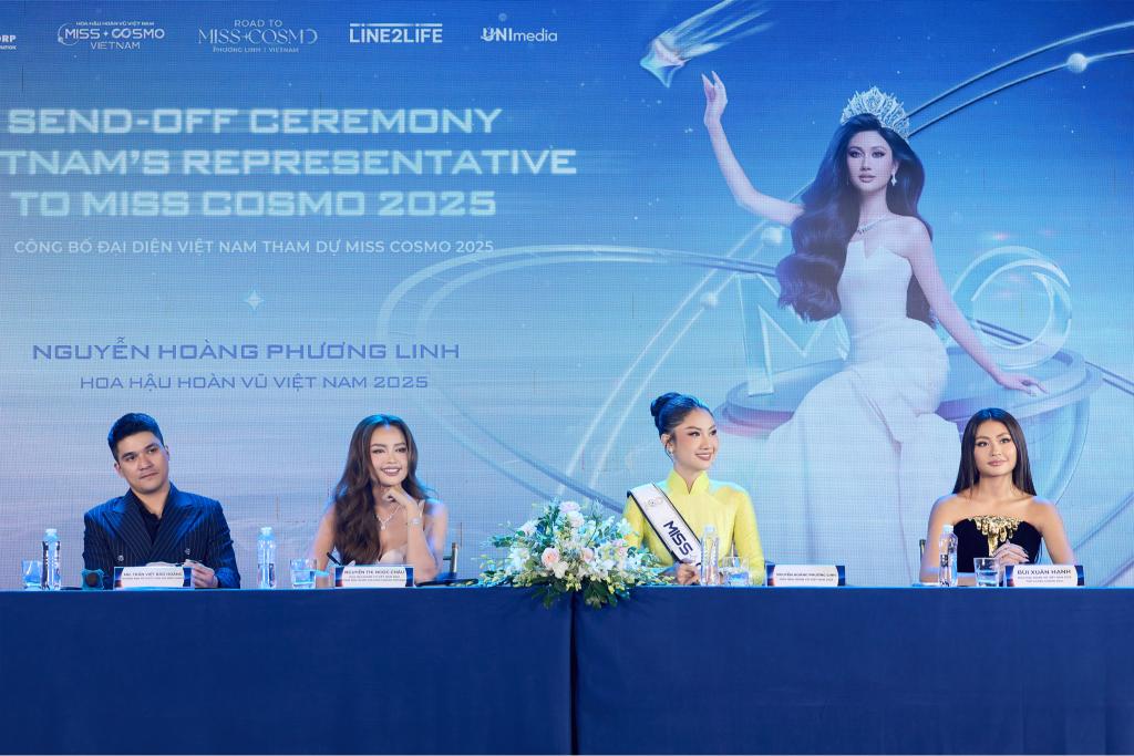 Phương Linh cũng lần đầu ra mắt bộ Carnival Costume “The Rising Dragon” 1.1 Phương Linh lần đầu trình diễn trang phục Carnival Costume “The Rising Dragon”