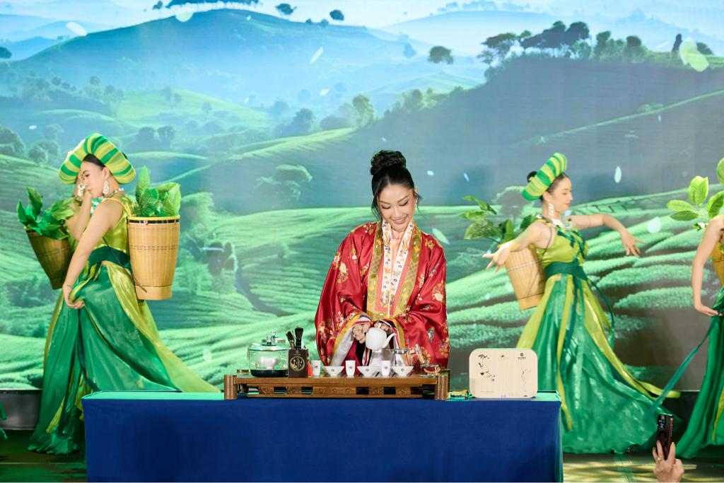 Phương Linh cũng lần đầu ra mắt bộ Carnival Costume “The Rising Dragon” 1 Phương Linh lần đầu trình diễn trang phục Carnival Costume “The Rising Dragon”