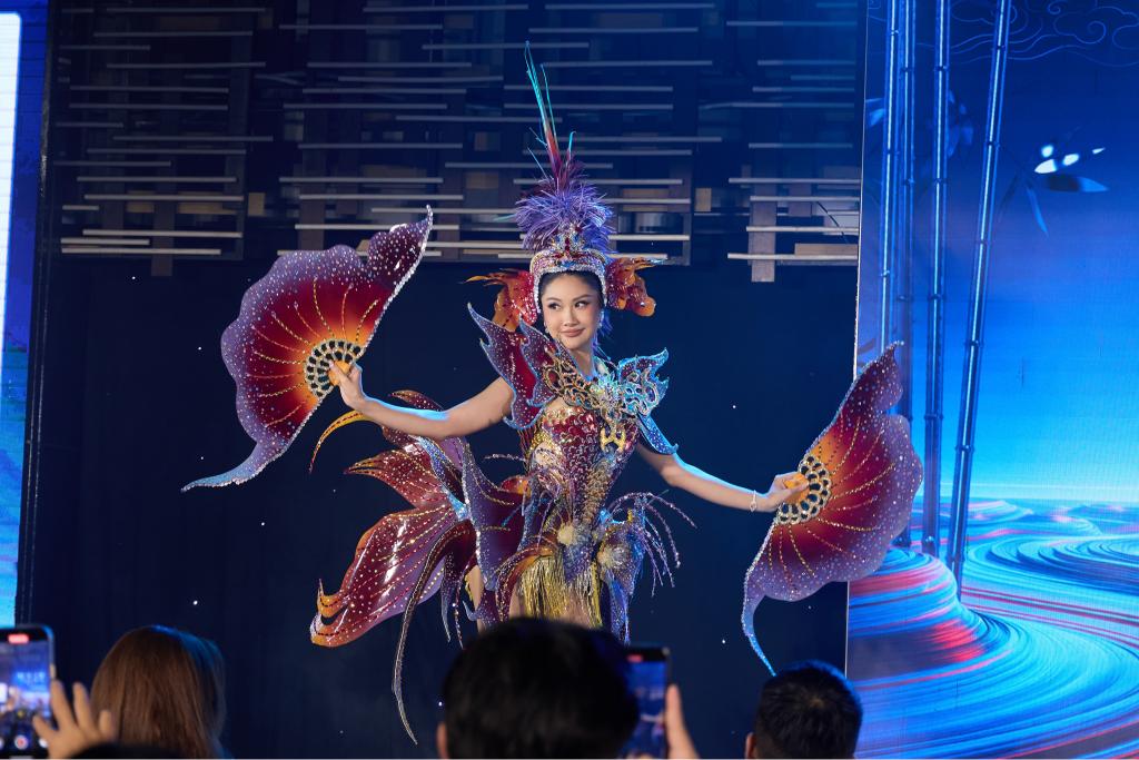 Phương Linh cũng lần đầu ra mắt bộ Carnival Costume “The Rising Dragon” 2.1 Phương Linh lần đầu trình diễn trang phục Carnival Costume “The Rising Dragon”