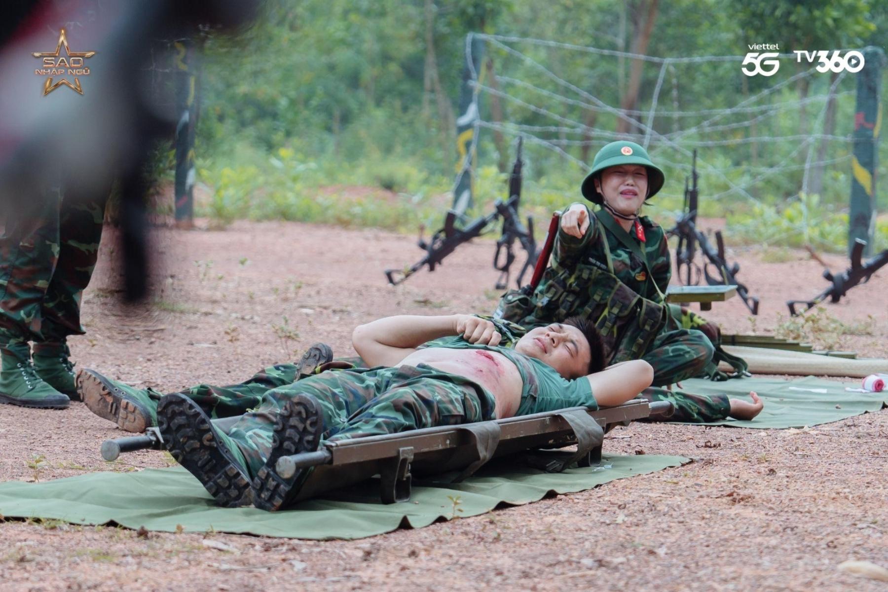Sao Nhập Ngũ 2025 tập 14: “Quân y” Diệu Nhi, Hậu Hoàng hoảng loạn khi thấy thương binh kêu cứu Sao Nhập Ngũ 2025 1 Sao Nhập Ngũ 2025 tập 14: “Quân y” Diệu Nhi, Hậu Hoàng hoảng loạn khi thấy thương binh kêu cứu