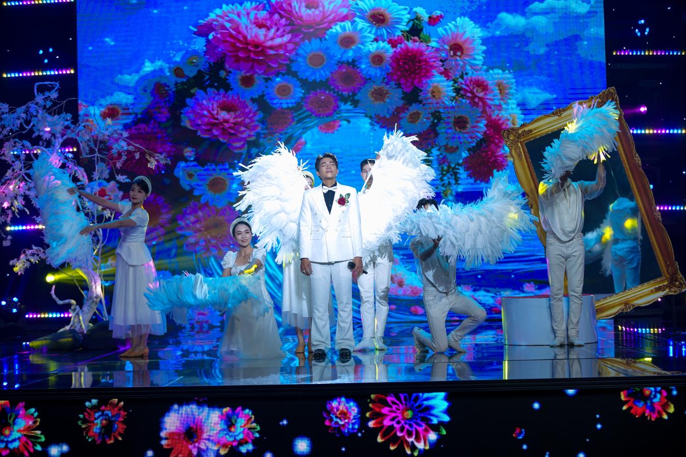 TRAN TUAN KHA 1 Đoàn Bảo Ân quá đẹp trai, danh ca Thái Châu ghen tị nói “tôi thấy mình nhỏ bé”