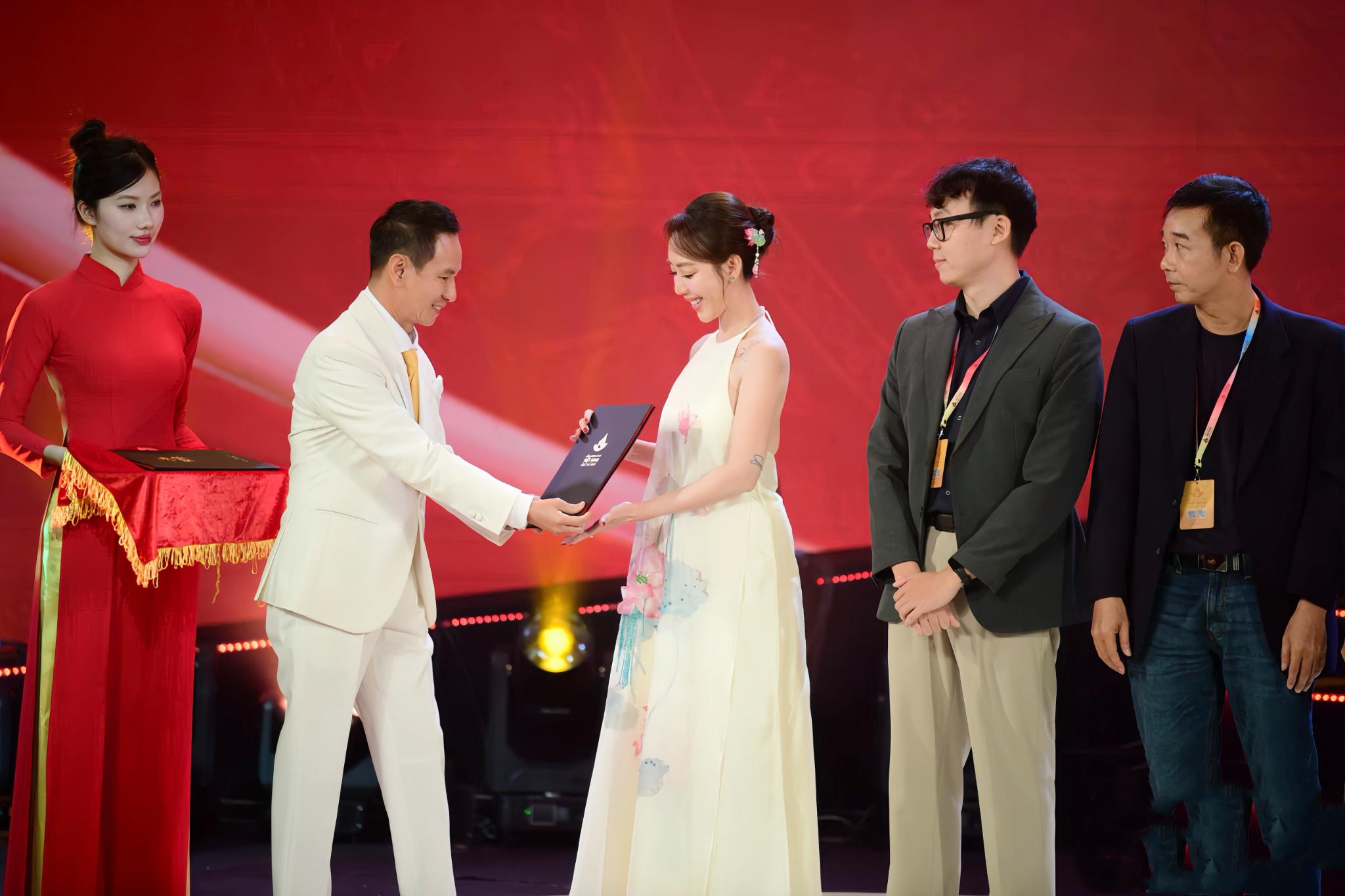 Thu Trang 2 Thu Trang nhận giải Đạo diễn phim truyện đầu tay xuất sắc: “Tôi vừa vui, vừa run”