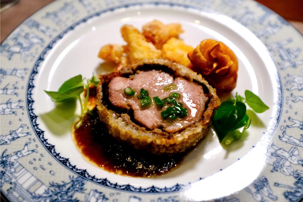 Thăn heo đùi heo muối nấm lá xương xông xôi xốt thịt kho củ kiệu chiên giòn 2 Madame Lam giới thiệu thực đơn đặc biệt từ thịt heo Châu Âu cao cấp