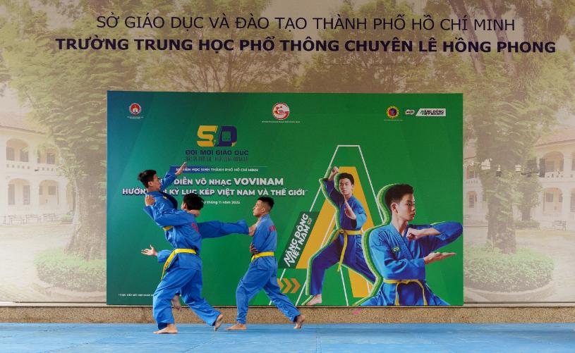 Nestlé MILO tiếp sức 50.000 học sinh trước kỷ lục đồng diễn Vovinam Tiết mục biểu diễn võ Vovinam do vận động viên chuyên nghiệp thực hiện Nestlé MILO tiếp sức 50.000 học sinh trước kỷ lục đồng diễn Vovinam