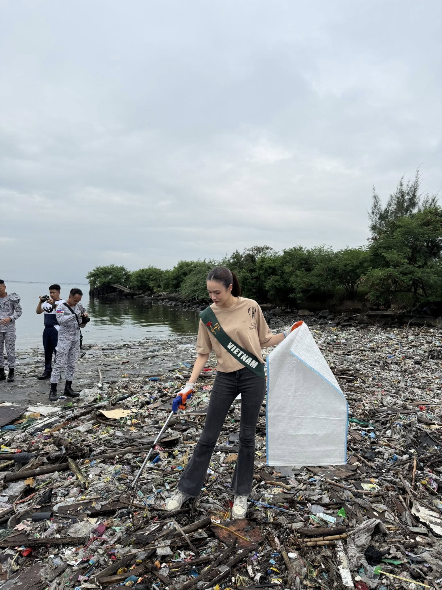 Trịnh Mỹ Anh cùng thí sinh Miss Earth 2025 nhặt rác, lan tỏa thông điệp bảo vệ môi trường Trịnh Mỹ Anh 2 Trịnh Mỹ Anh cùng thí sinh Miss Earth 2025 nhặt rác, lan tỏa thông điệp bảo vệ môi trường