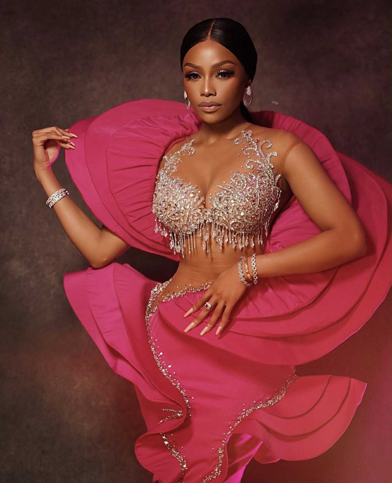  Queen B Bonang Matheba làm host đêm chung kết Miss Cosmo 2025