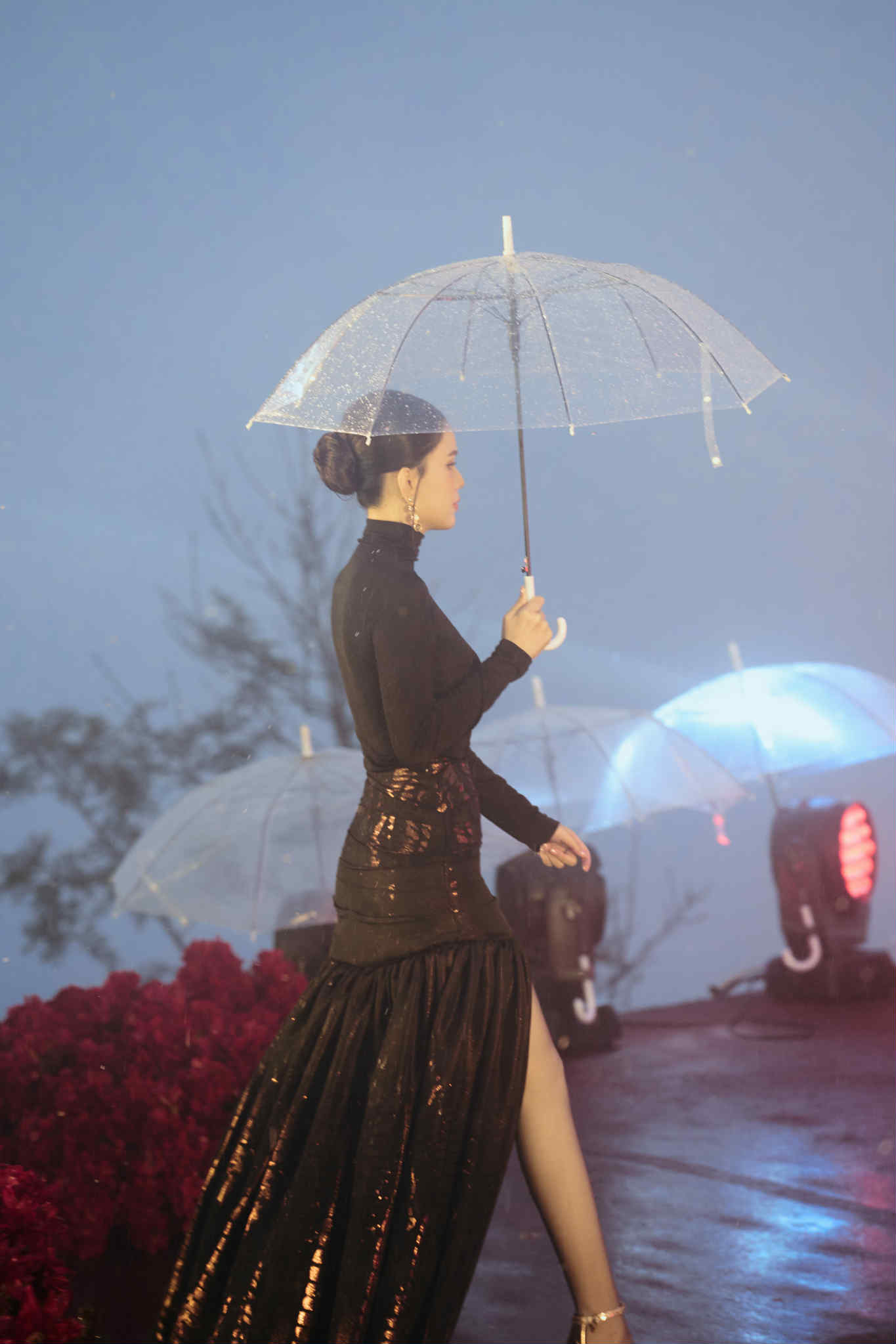  Á hậu Trái đất Linh Đan mở màn ấn tượng cho BST ‘Chốn Ấy’  của Adrian Anh Tuấn tại Sa Pa