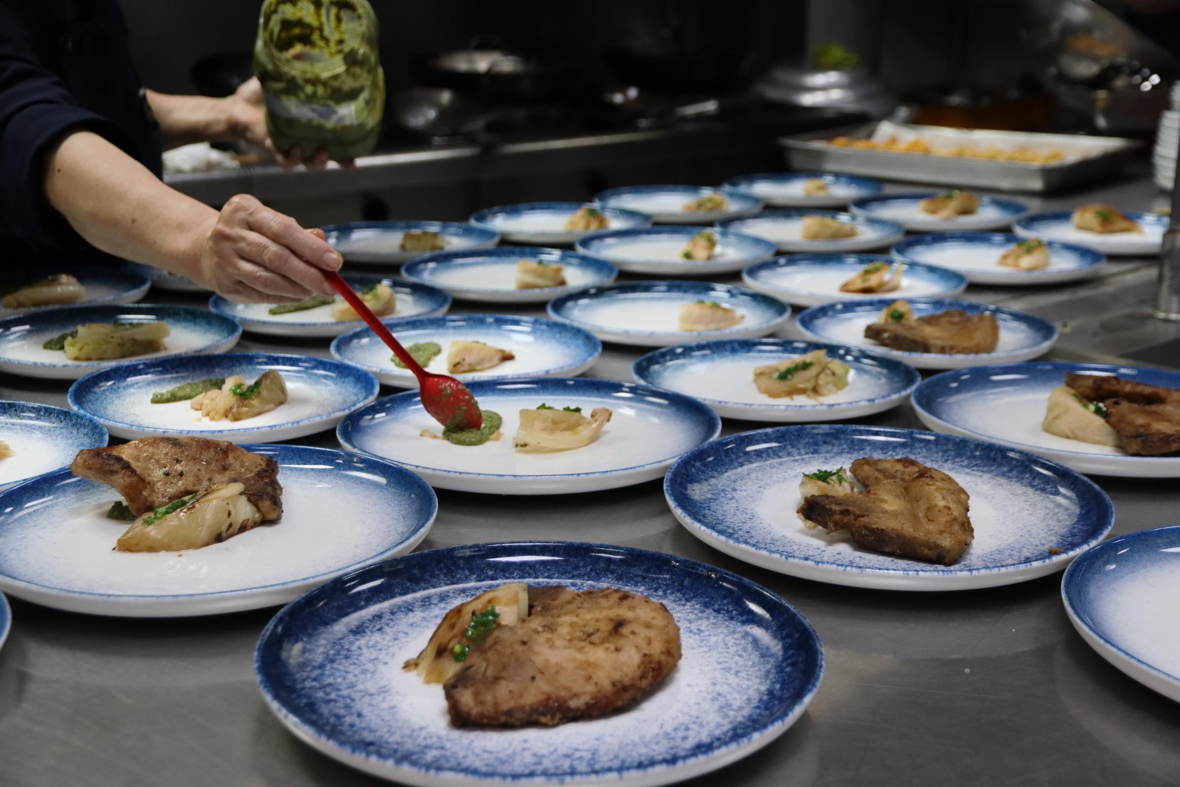 Madame Lam giới thiệu thực đơn đặc biệt từ thịt heo Châu Âu cao cấp chuẩn bị món ăn Madame Lam giới thiệu thực đơn đặc biệt từ thịt heo Châu Âu cao cấp