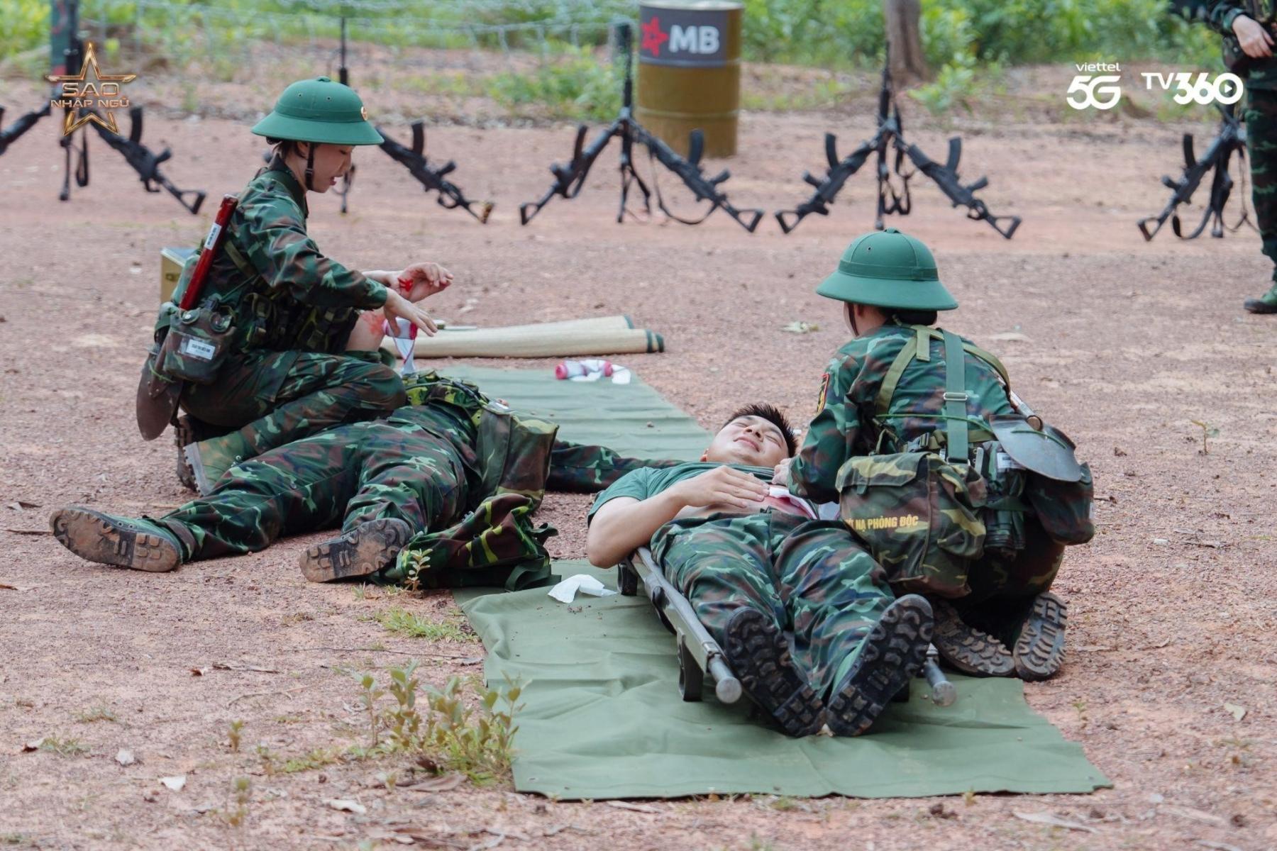 Sao Nhập Ngũ 2025 tập 14: “Quân y” Diệu Nhi, Hậu Hoàng hoảng loạn khi thấy thương binh kêu cứu sao nhap ngu 5 Sao Nhập Ngũ 2025 tập 14: “Quân y” Diệu Nhi, Hậu Hoàng hoảng loạn khi thấy thương binh kêu cứu