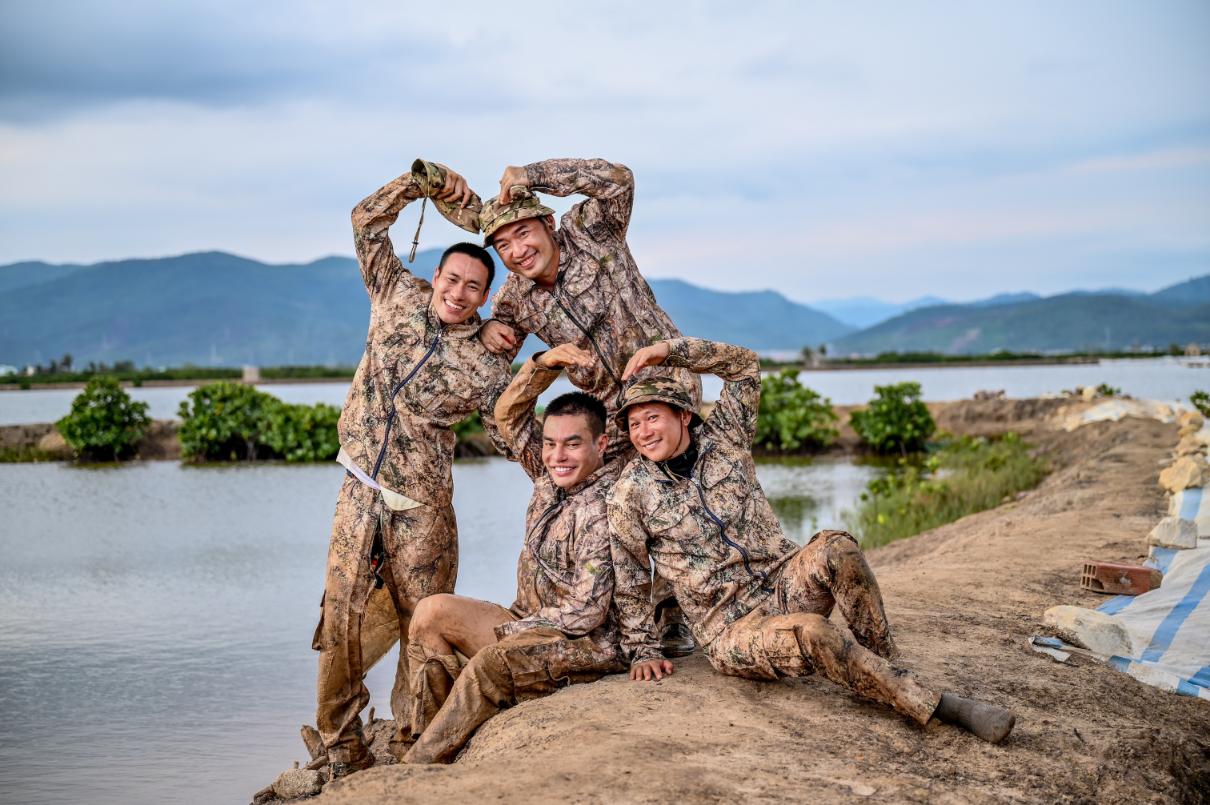 Khép lại “Chiến sĩ quả cảm”, Tiến Luật: “Tôi lãi tình cảm, lỗ… cân nặng” tien luat 3 2 Khép lại “Chiến sĩ quả cảm”, Tiến Luật: “Tôi lãi tình cảm, lỗ… cân nặng”