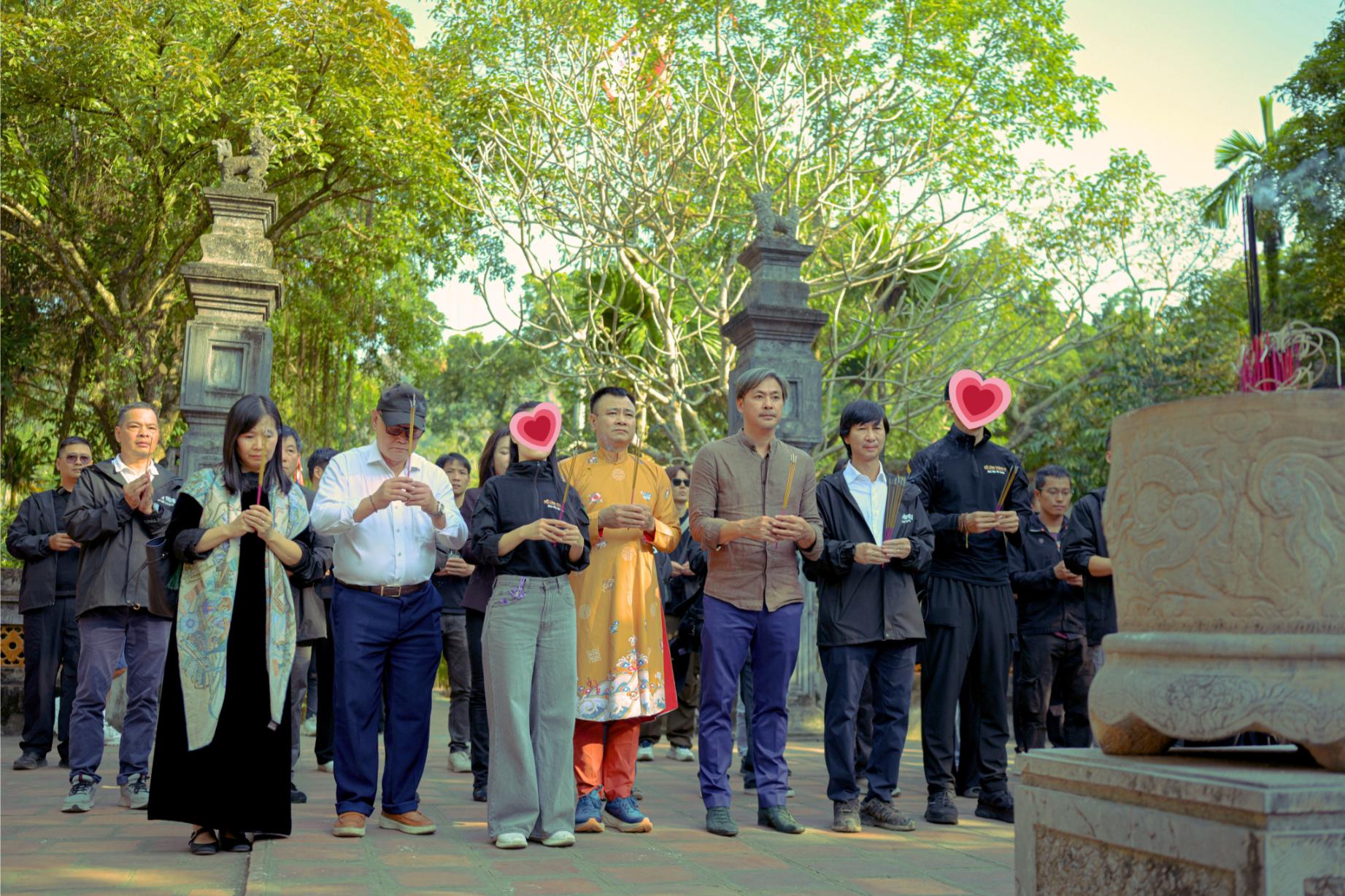 Đoàn phim Hộ Linh Tráng Sĩ Bí Ẩn Mộ Vua Đinh mổ trâu khao quân Đoàn làm phim Hộ Linh Tráng Sĩ Bí Ẩn Mộ Vua Đinh đến dâng hương các đấng tiền nhân tại Ninh Bình Đoàn phim Hộ Linh Tráng Sĩ Bí Ẩn Mộ Vua Đinh mổ trâu khao quân