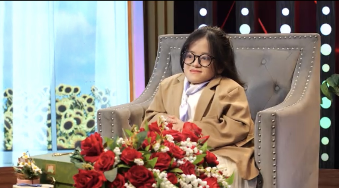 Cô gái xương thủy tinh Nguyễn Thùy Trang học gấp hoa giấy để tạo quỹ từ thiện Cô gái xương thủy tinh Nguyễn Thùy Trang học gấp hoa giấy để tạo quỹ từ thiện