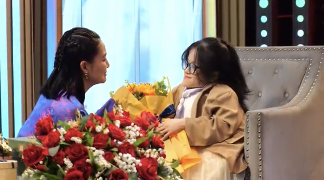 Cô gái xương thủy tinh Nguyễn Thùy Trang học gấp hoa giấy để tạo quỹ từ thiện Cô gái xương thủy tinh Nguyễn Thùy Trang học gấp hoa giấy để tạo quỹ từ thiện