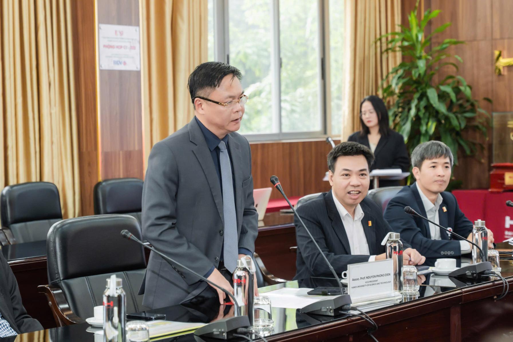 ĐH Bách khoa Hà Nội và Huawei Việt Nam ký kết hợp tác trong giáo dục và phát triển nhân tài ICT 2 PGS.TS . Nguyễn Phong Điền Phó Giám đốc ĐH Bách khoa HN ĐH Bách khoa Hà Nội và Huawei Việt Nam ký kết hợp tác trong giáo dục và phát triển nhân tài ICT