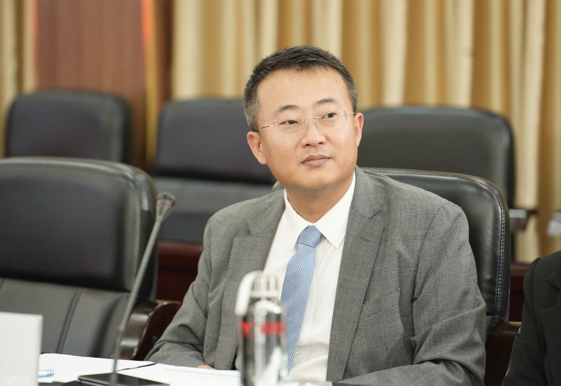 ĐH Bách khoa Hà Nội và Huawei Việt Nam ký kết hợp tác trong giáo dục và phát triển nhân tài ICT 3 Ông Ivan Liu Tổng Giám đốc Huawei Việt Nam ĐH Bách khoa Hà Nội và Huawei Việt Nam ký kết hợp tác trong giáo dục và phát triển nhân tài ICT