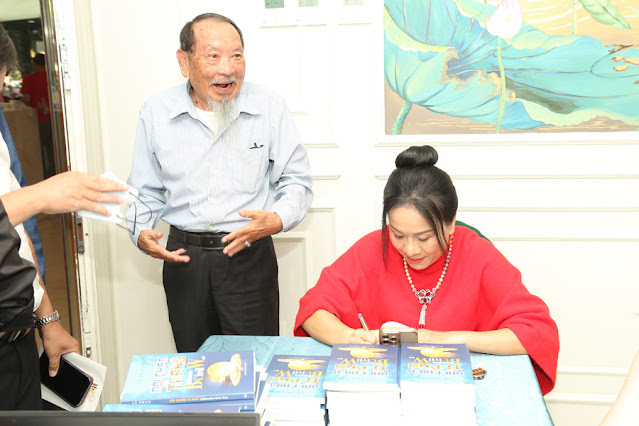 CEO Lê Phạm 2 CEO Lê Phạm ra mắt cuốn sách  Nội chiến Tỉ phú  trong dịp sinh nhật