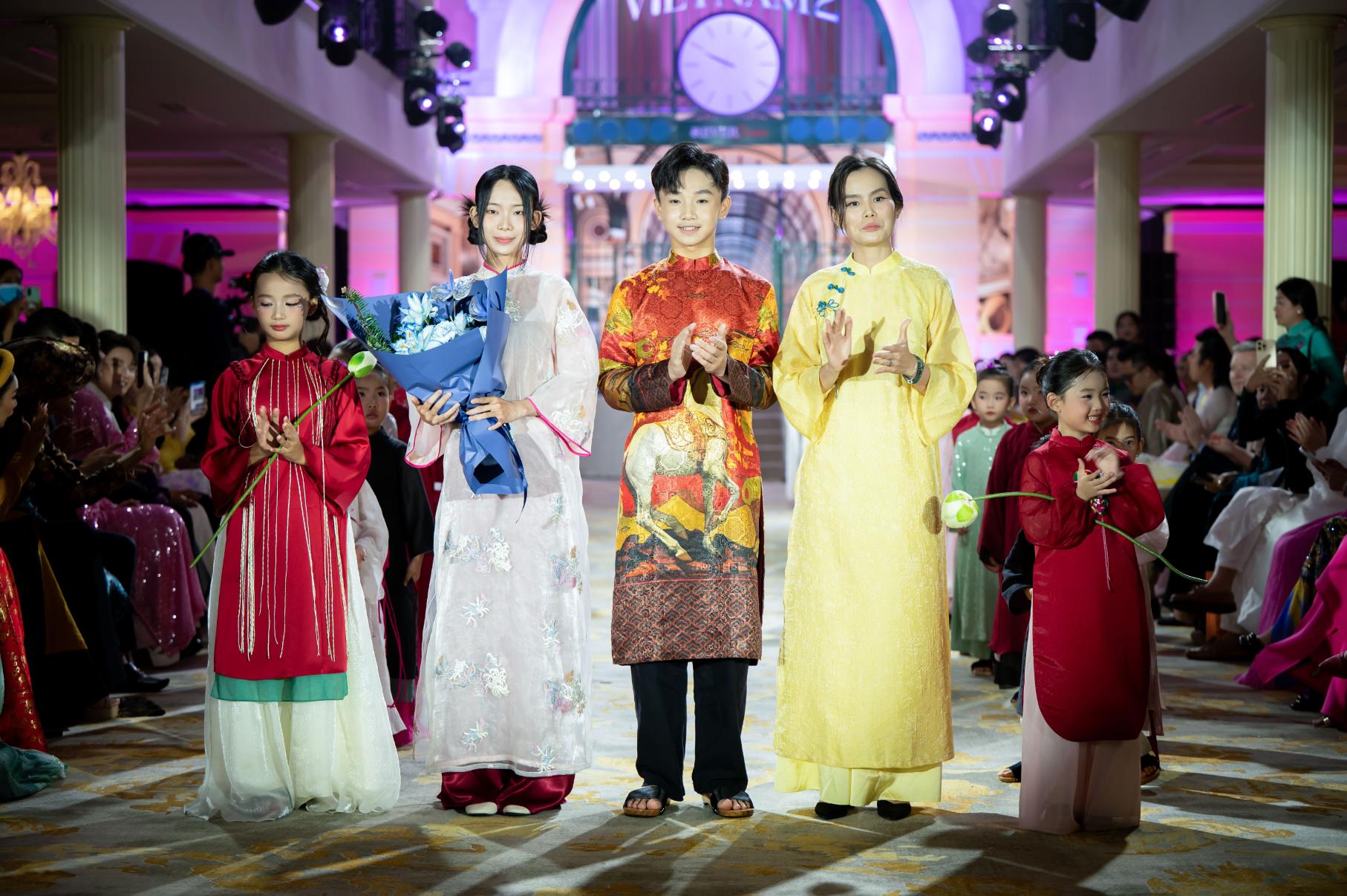 36 mẫu nhí catwalk du thuyền bùng nổ Cosmo The Show 2025 EDI 1162 1 1 36 mẫu nhí catwalk du thuyền bùng nổ Cosmo The Show 2025