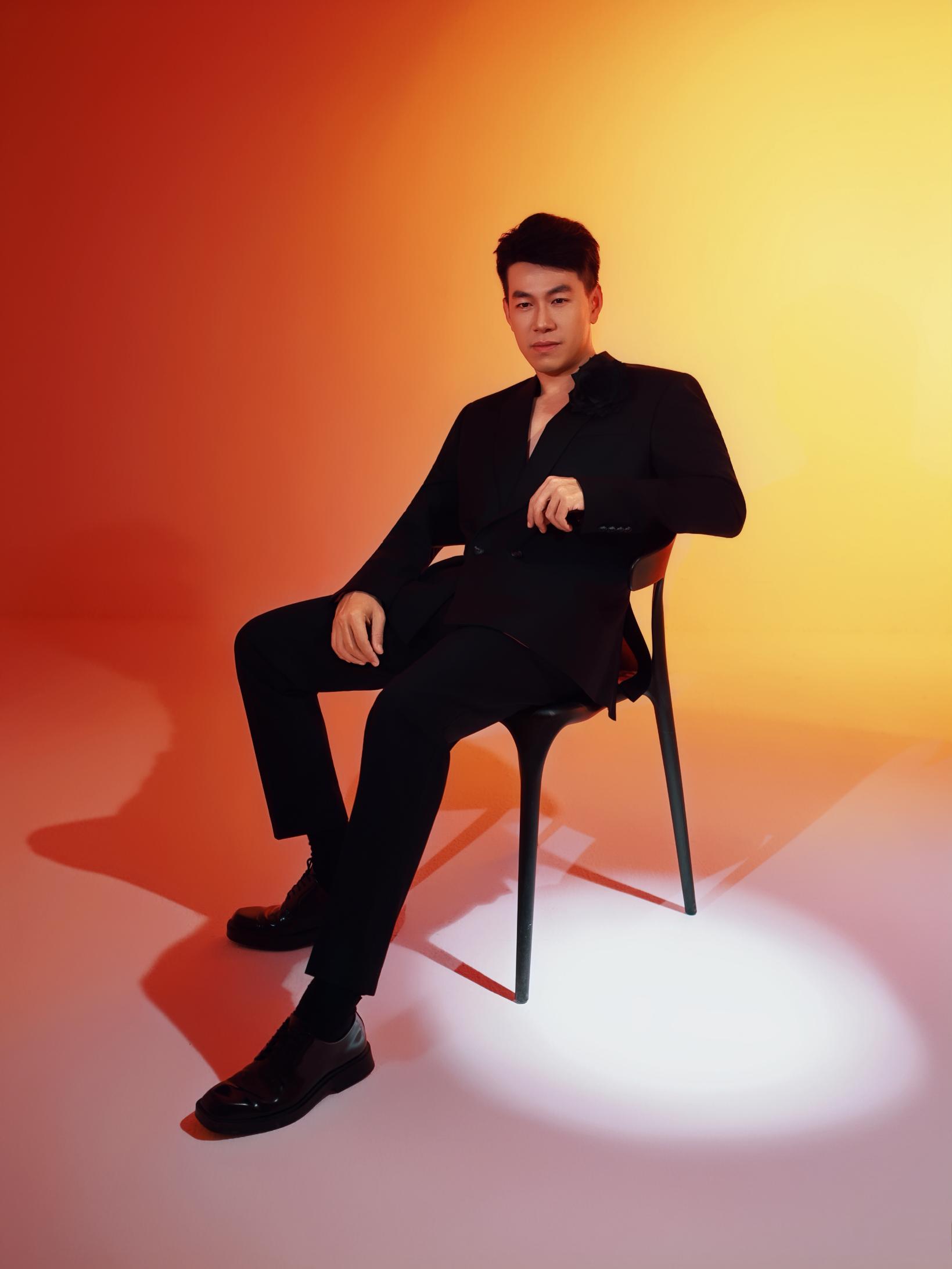 “Alive” album phòng thu thứ 10 gồm 11 ca khúc tự sáng tác của Hồ Trung Dũng Hồ Trung Dũng 1 “Alive” album phòng thu thứ 10 gồm 11 ca khúc tự sáng tác của Hồ Trung Dũng