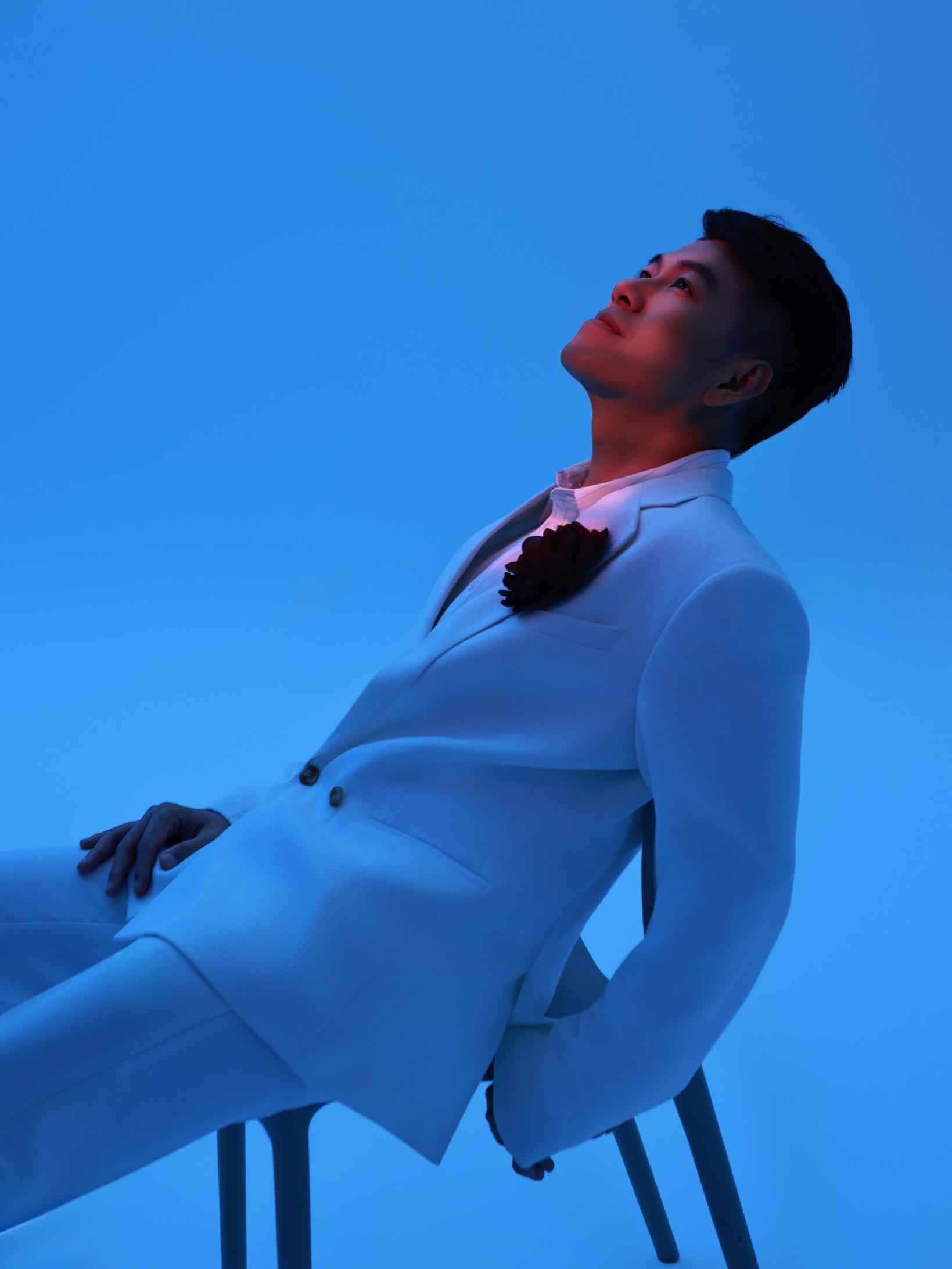 “Alive” album phòng thu thứ 10 gồm 11 ca khúc tự sáng tác của Hồ Trung Dũng Hồ Trung Dũng 2 “Alive” album phòng thu thứ 10 gồm 11 ca khúc tự sáng tác của Hồ Trung Dũng