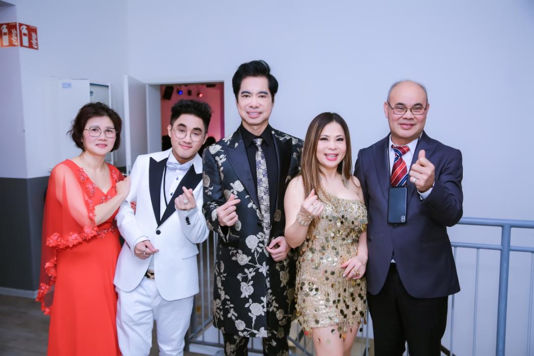 LIVESHOW tinh thay tro5 Ngọc Sơn tiếp lửa cho học trò Anh Đức trong liveshow “Tình Thầy Trò” tại Đức