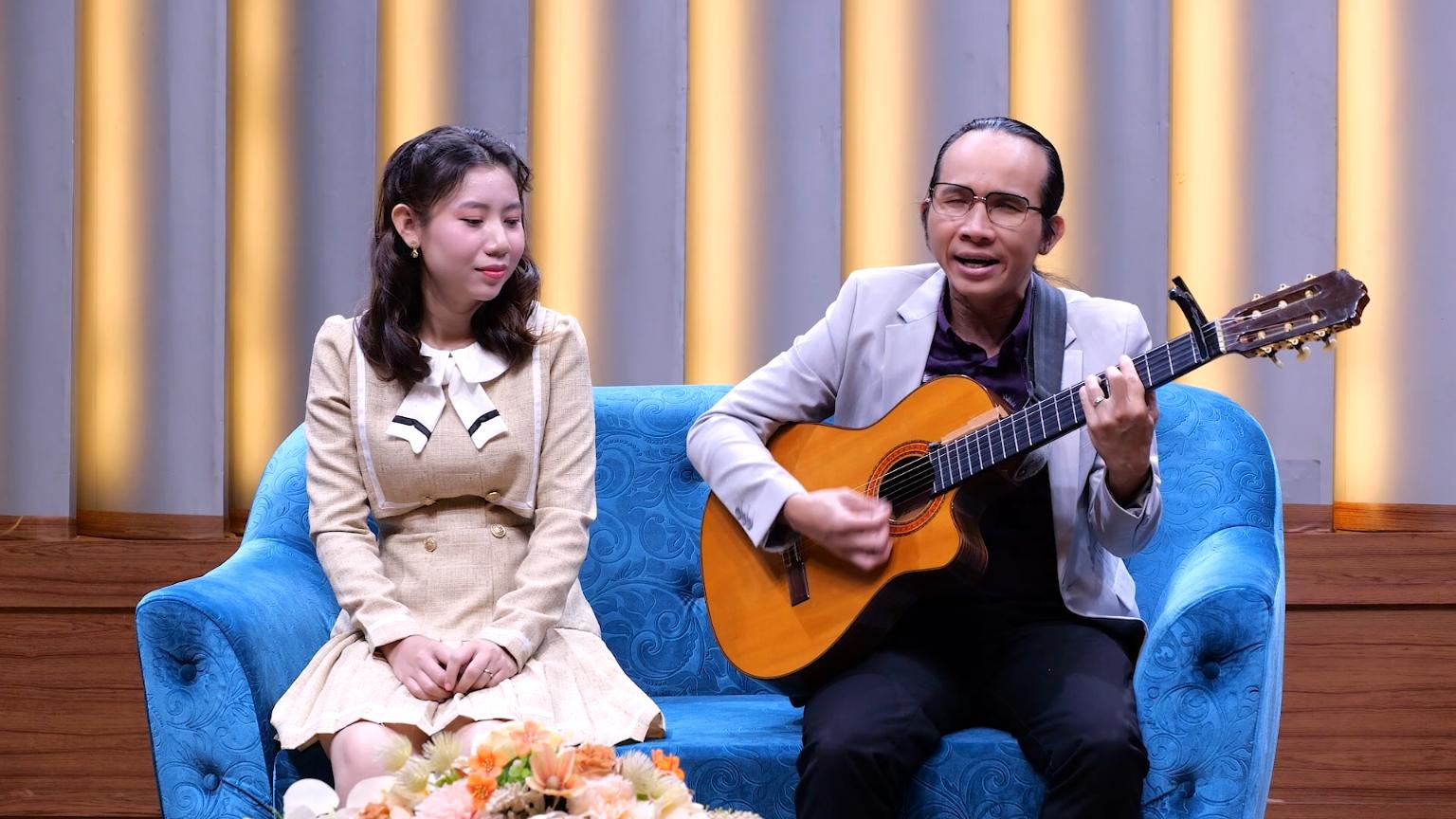 Chuyện tình đẹp của chàng nhạc sĩ khiếm thị Hà Chương và người vợ kém 18 tuổi NS HÀ CHƯƠNG THÚY AN Chuyện tình đẹp của chàng nhạc sĩ khiếm thị Hà Chương và người vợ kém 18 tuổi