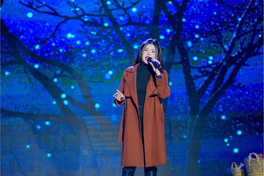 QUYNH CAM 4 Nam danh ca 74 tuổi muốn khóc vì bài hát của nữ ca sĩ 2003