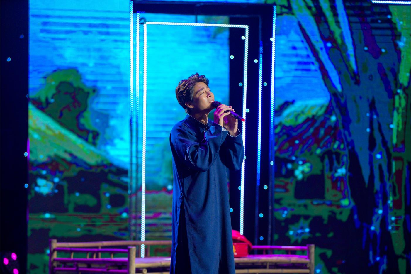 TRAN TUAN KHA 8 Nam danh ca 74 tuổi muốn khóc vì bài hát của nữ ca sĩ 2003