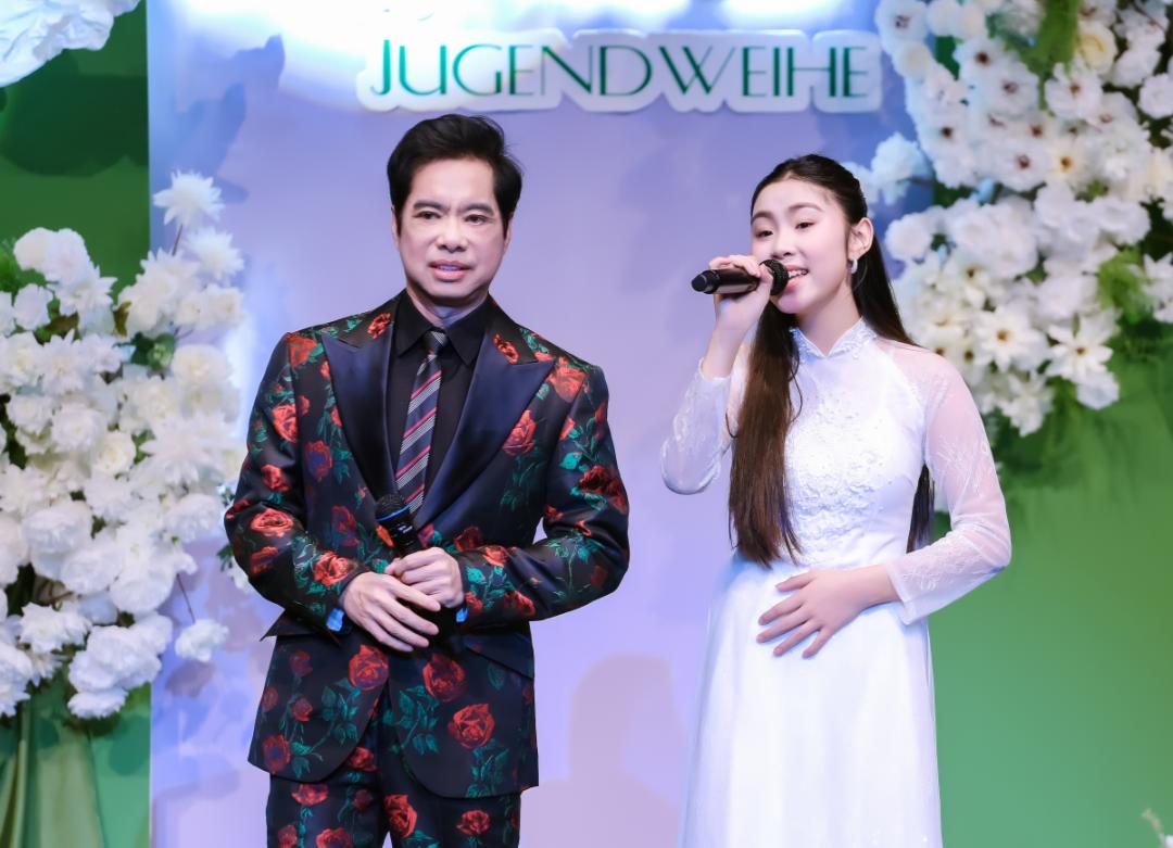 ngoc son ngoc thao6 Danh ca Ngọc Sơn dành trọn tâm huyết cho lễ trưởng thành của học trò tại Đức