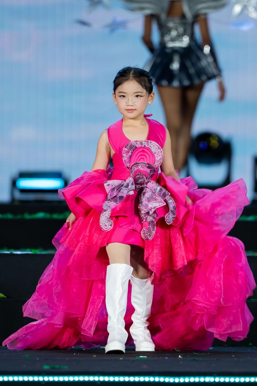 Á quân Cosmo Kids Star 2025 1 Tiểu công chúa 6 tuổi được dàn giám khảo Miss Cosmon 2025 mê tít, là ai?