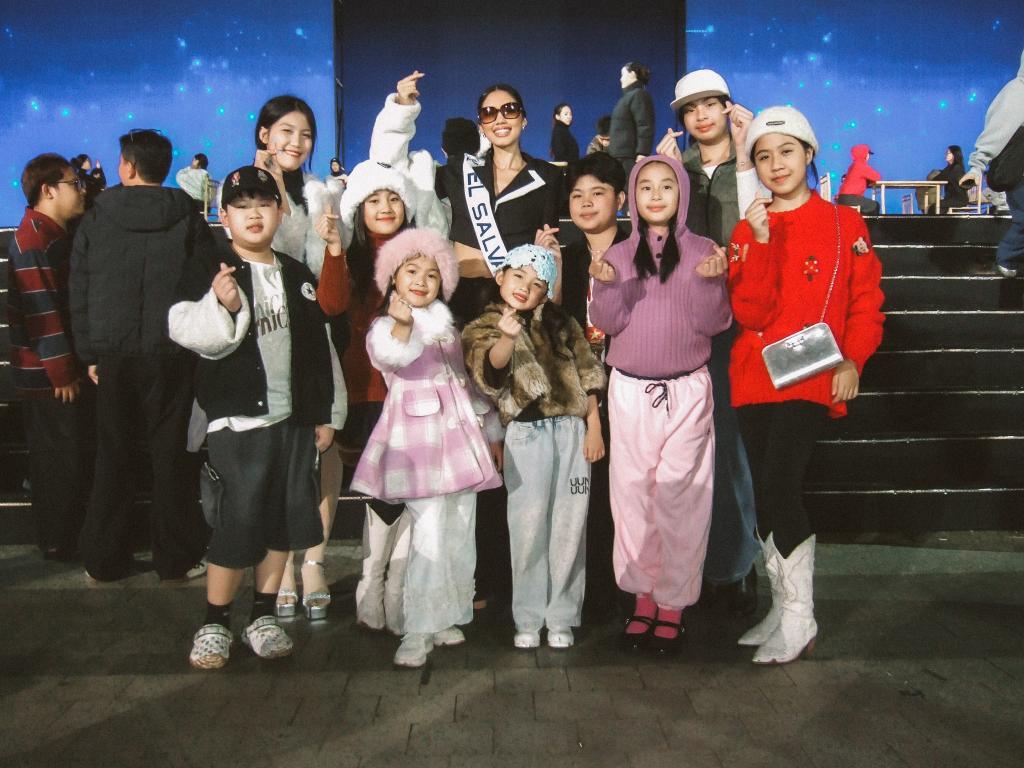 Á quân Cosmo Kids Star 2025 2 Tiểu công chúa 6 tuổi được dàn giám khảo Miss Cosmon 2025 mê tít, là ai?